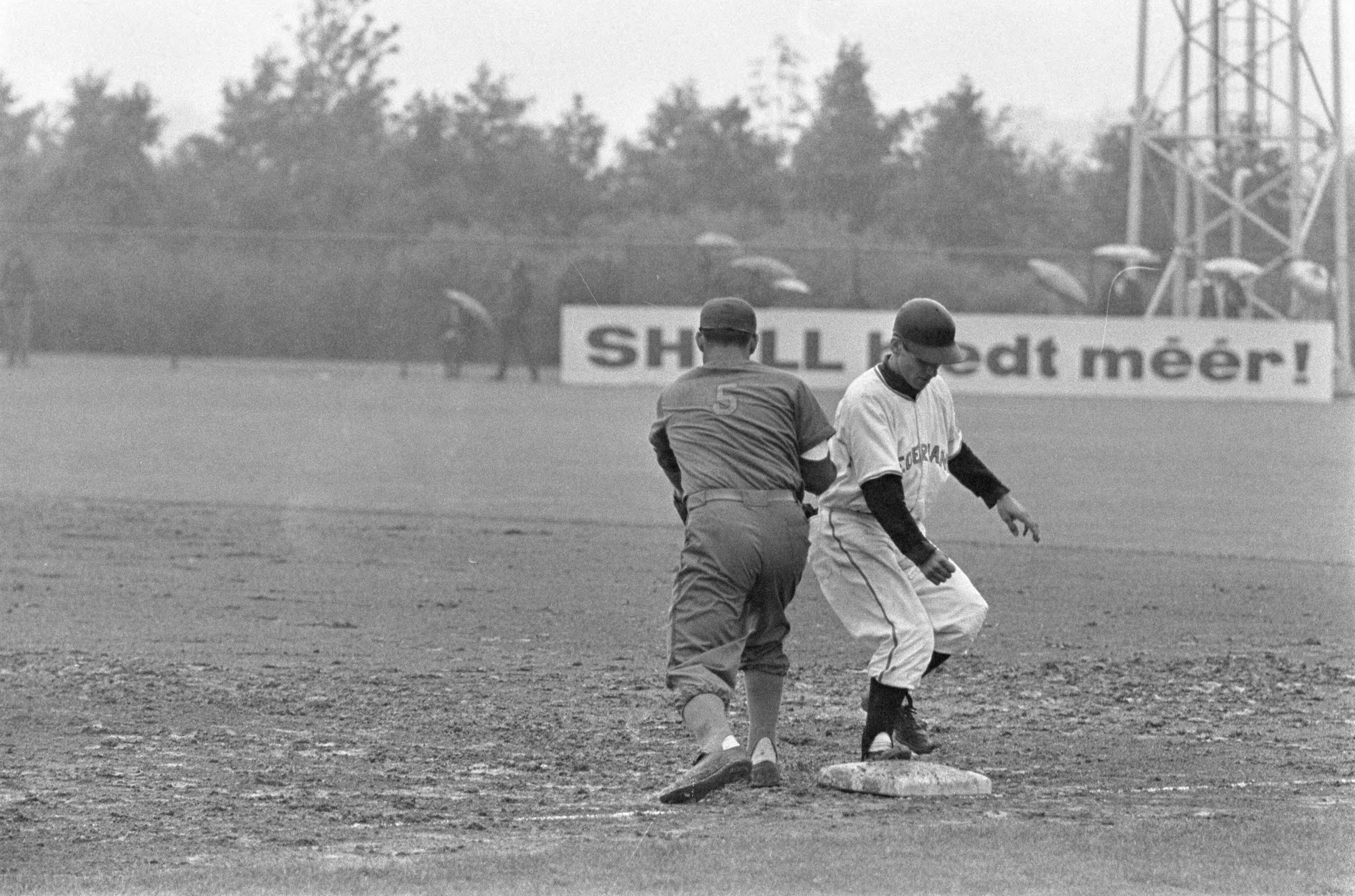 Fotocollectie Anefo — Internationale Honkbalweek Haarlem, Nederland tegen Nederlandse Antillen, spelmomenten — Foto: Koch, Eric / Anefo. Licentie: Set B: Rechtenvrij / Publiek Domein. Bron: Nationaal Archief. http://hdl.handle.net/10648/aaf590b2-d0b4-102d-bcf8-003048976d84