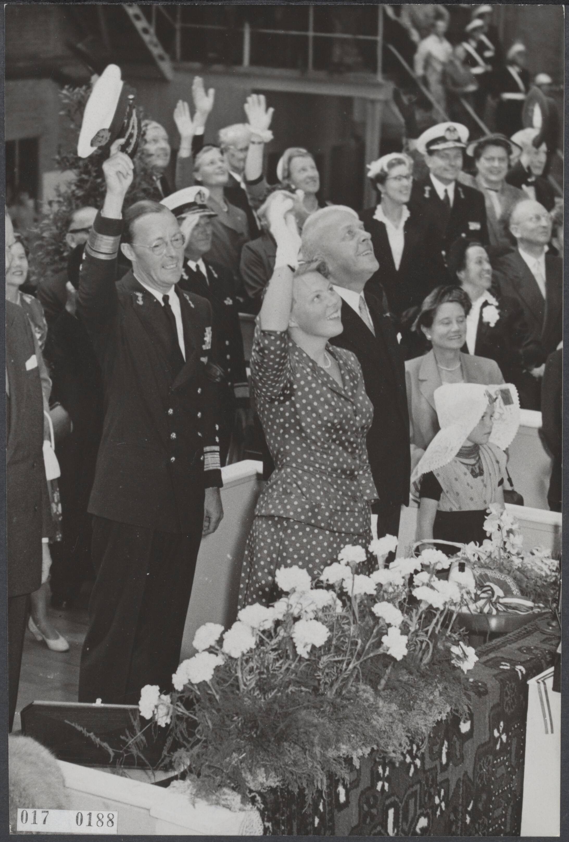 Fotocollectie Elsevier Binnenland — Prinses Beatrix heeft te Vlissingen bij scheepswerf De Schelde de onderzeebootjager Hr. Ms. "Limburg" te water gelaten. Een juichende prinses Beatrix en prins Bernhard bij het te water glijden van het schip — Foto: Fotograaf Onbekend / Anefo. Licentie: Set B: Rechtenvrij / Publiek Domein. Bron: Nationaal Archief. http://hdl.handle.net/10648/adbd0582-d0b4-102d-bcf8-003048976d84