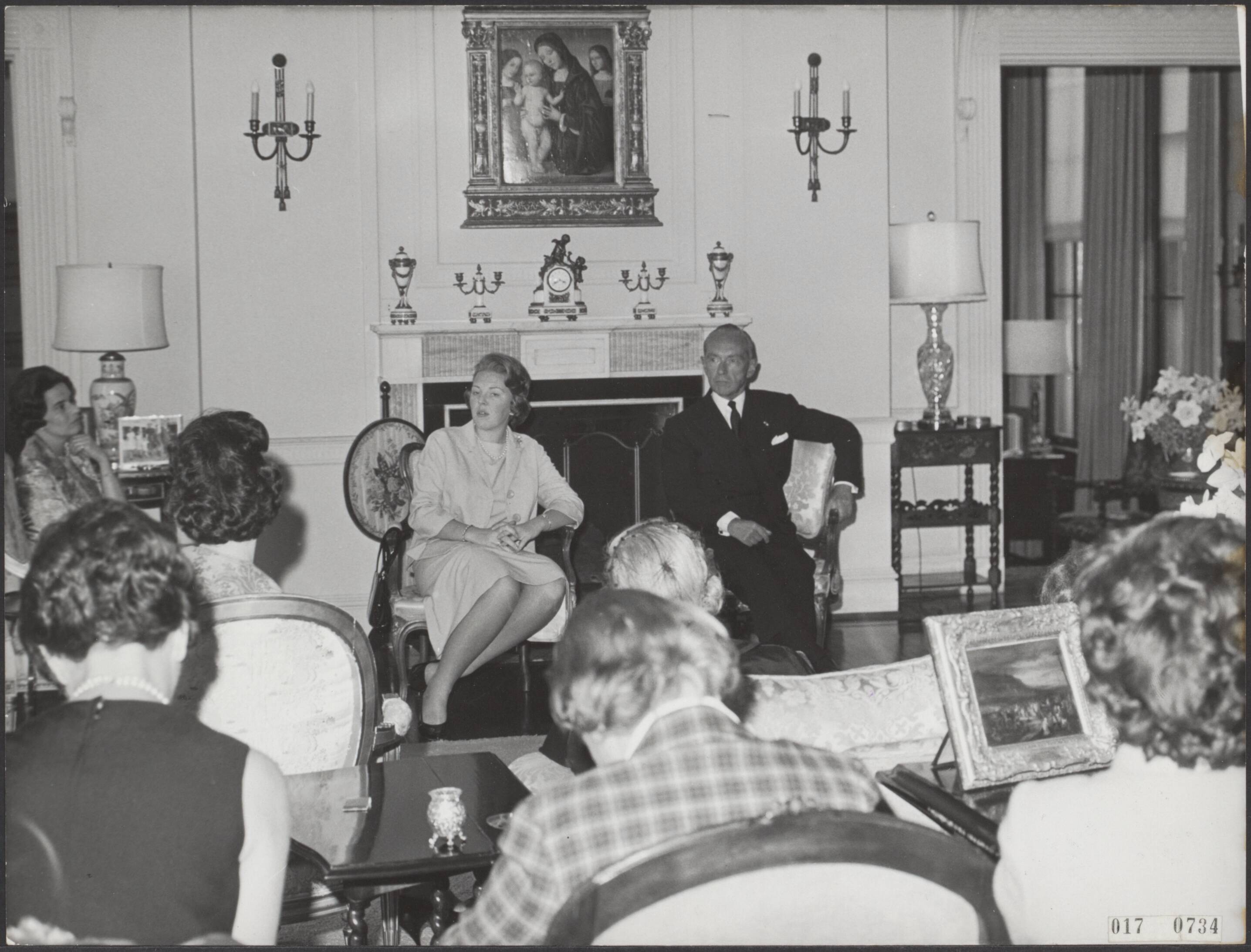 Fotocollectie Elsevier Binnenland — Serie: kasteel Drakensteyn bewoond door prinses Beatrix. Prinses Beatrix tijdens een bijeenkomst. Links haar particuliere secretaresse M.C.C. Wijnen Rechts naast haar J.H. van Roijen (ambassadeur in Londen) — Foto: ANP / RVD of rechtenvrij. Licentie: Set B: Rechtenvrij / Publiek Domein. Bron: Nationaal Archief. http://hdl.handle.net/10648/adbed664-d0b4-102d-bcf8-003048976d84
