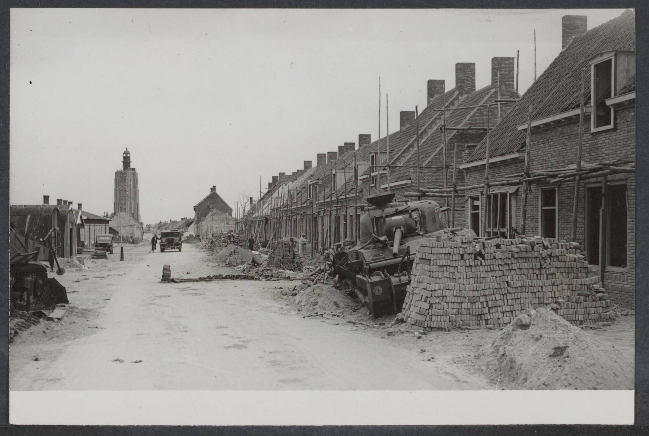 Westkapelle — [reeks: Westkapelle] [wederopbouw van huizen in Westkapelle. In de straat staan nog achtergelaten Sherman-tanks. In de achtergrond de vuurtoren] — Foto: Onbekend / Publiek Domein of Rechtenvrij. Licentie: Set B: Rechtenvrij / Publiek Domein. Bron: Nationaal Archief. http://hdl.handle.net/10648/8b602b85-e978-d102-d693-0d4fa71444a7
