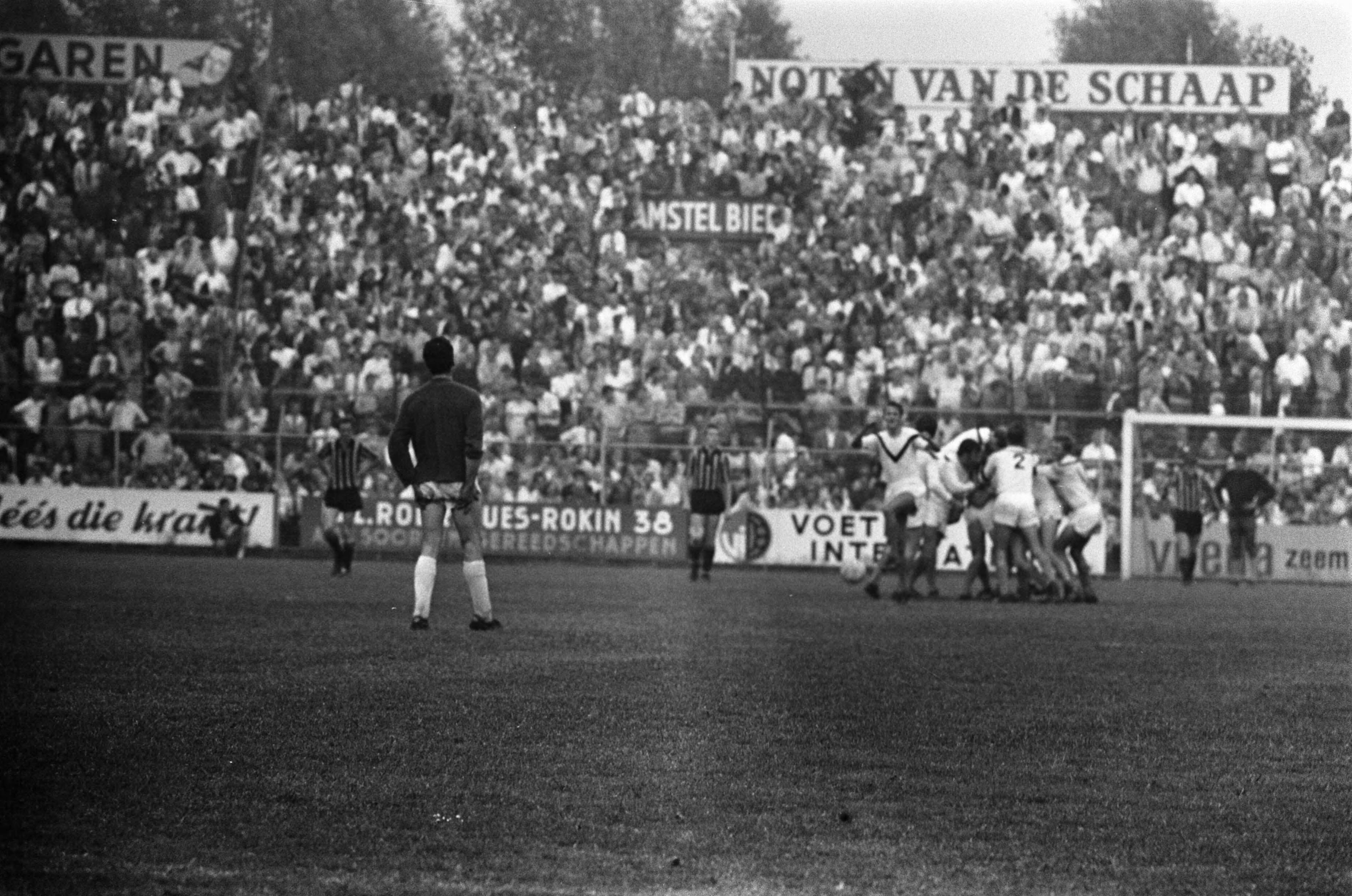 Fotocollectie Anefo — Volendam tegen DOS 1-2 Volendam degradeert, Kluwen enthousiaste DOS spelers — Foto: Verhoeff, Bert / Anefo. Licentie: Set B: Rechtenvrij / Publiek Domein. Bron: Nationaal Archief. http://hdl.handle.net/10648/ab6e83f0-d0b4-102d-bcf8-003048976d84