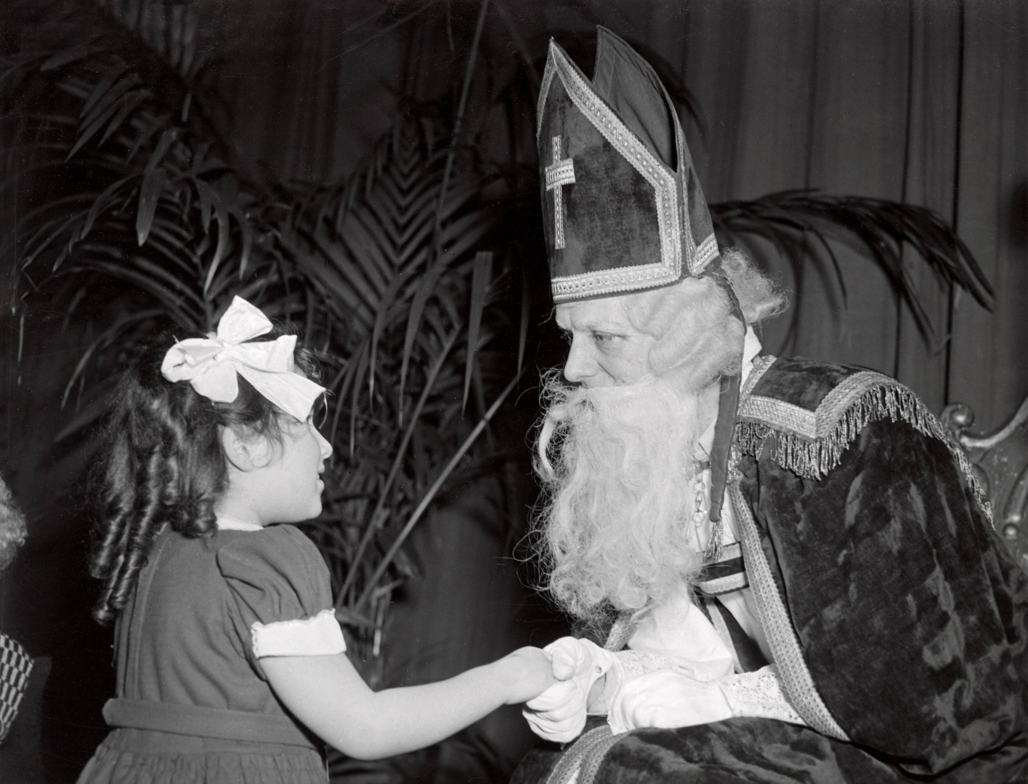 Collectie nader te bepalen — Serie: Sinterklaasfeest van N.V. De Spaarnestad — Foto: Fotograaf Onbekend / Fotobureau onbekend / Spaarnestad Photo (05887). Licentie: Set B: Rechtenvrij / Publiek Domein. Bron: Nationaal Archief. http://hdl.handle.net/10648/35429da6-3bb2-a382-e063-6df0900a6686
