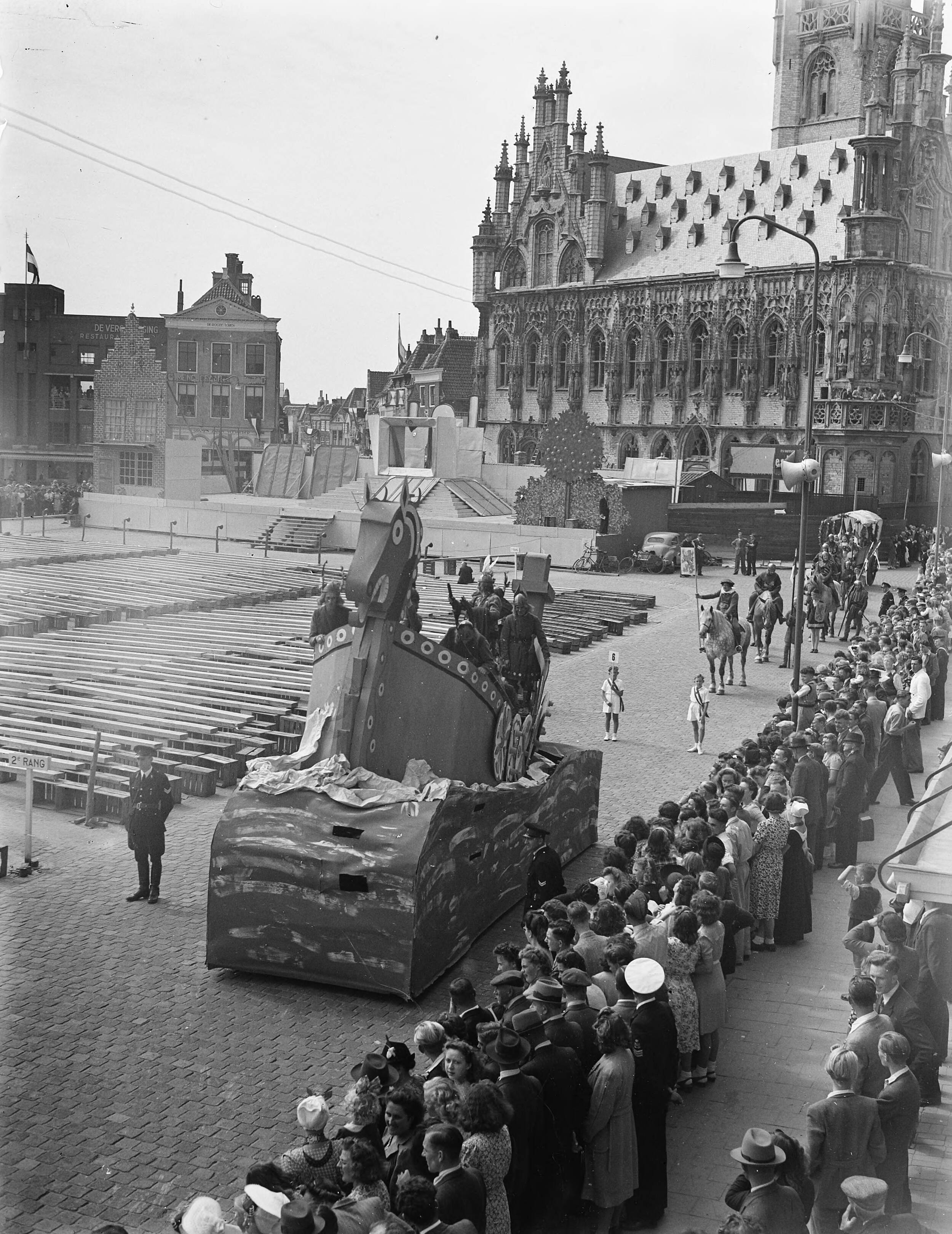 Fotocollectie Anefo — Historische optocht te Middelburg — Foto: Oorschot, […] van / Anefo. Licentie: Set B: Rechtenvrij / Publiek Domein. Bron: Nationaal Archief. http://hdl.handle.net/10648/a8ba1b7e-d0b4-102d-bcf8-003048976d84