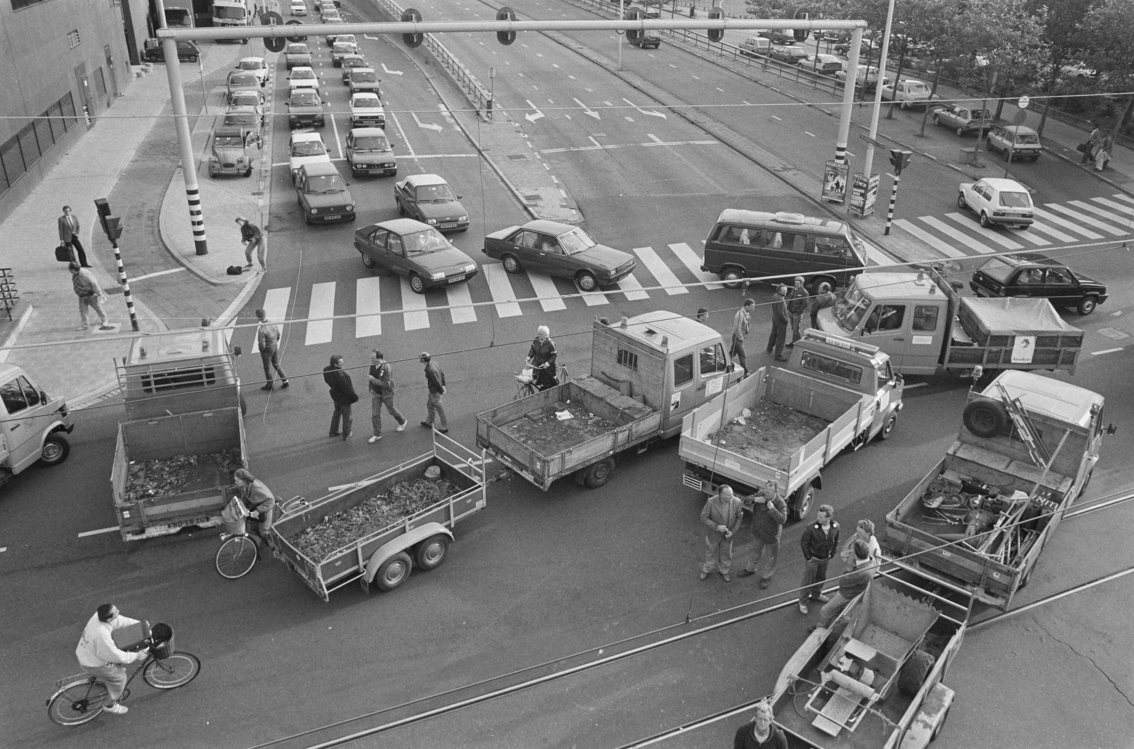 Fotocollectie Anefo — Blokkade door ambtenaren plantsoenendienst in Den Haag — Foto: Croes, Rob C. / Anefo. Licentie: Set B: Rechtenvrij / Publiek Domein. Bron: Nationaal Archief. http://hdl.handle.net/10648/ad64dbb4-d0b4-102d-bcf8-003048976d84
