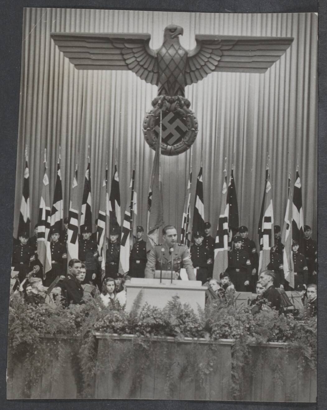 Nederlandse S.S. (Waffen SS.) — Plechtige bijeenkomst van de NSDAT in de Dierentuin te Den Haag waar aan de Gebietsführer Pg Blomquist de leiding van de Hitlerjugend in Nederland werd overgedragen. De plechtigheid werd bijgewoond door Rijkscommissaris dr. Seyss-Inquart. Stabsführer Möckel tijdens zijn rede — Foto: Stapf Bilderdienst. Licentie: Set B: Rechtenvrij / Publiek Domein. Bron: Nationaal Archief. http://hdl.handle.net/10648/de0d5e0d-a138-6c03-e663-4c4f6728f524