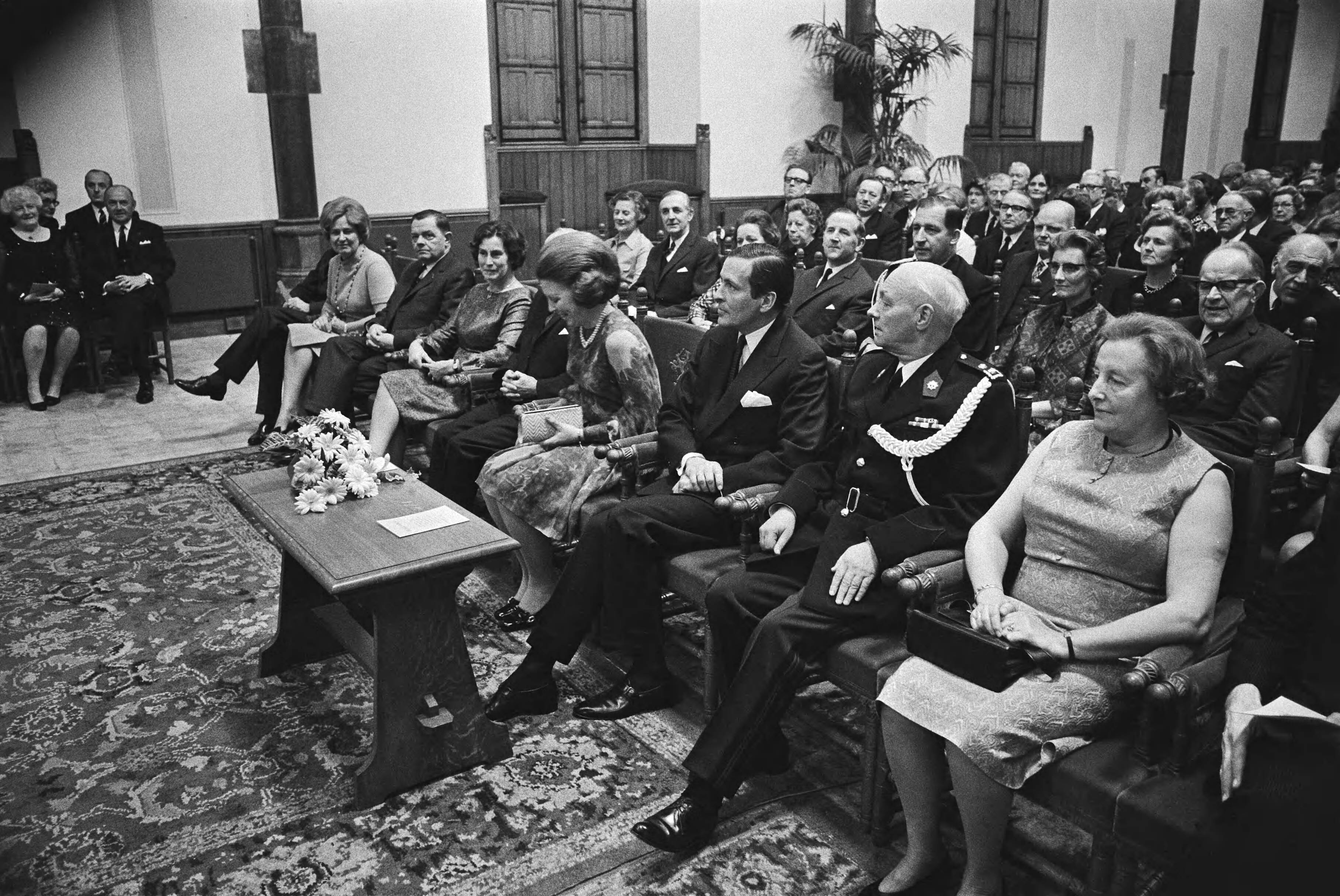 Fotocollectie Anefo — Prinses Beatrix en Prins Claus bij Jubileumconcert van Rijkspolitiekapel in Ridderzaal, Den Haag — Foto: Verhoeff, Bert / Anefo. Licentie: Set B: Rechtenvrij / Publiek Domein. Bron: Nationaal Archief. http://hdl.handle.net/10648/abab58a2-d0b4-102d-bcf8-003048976d84