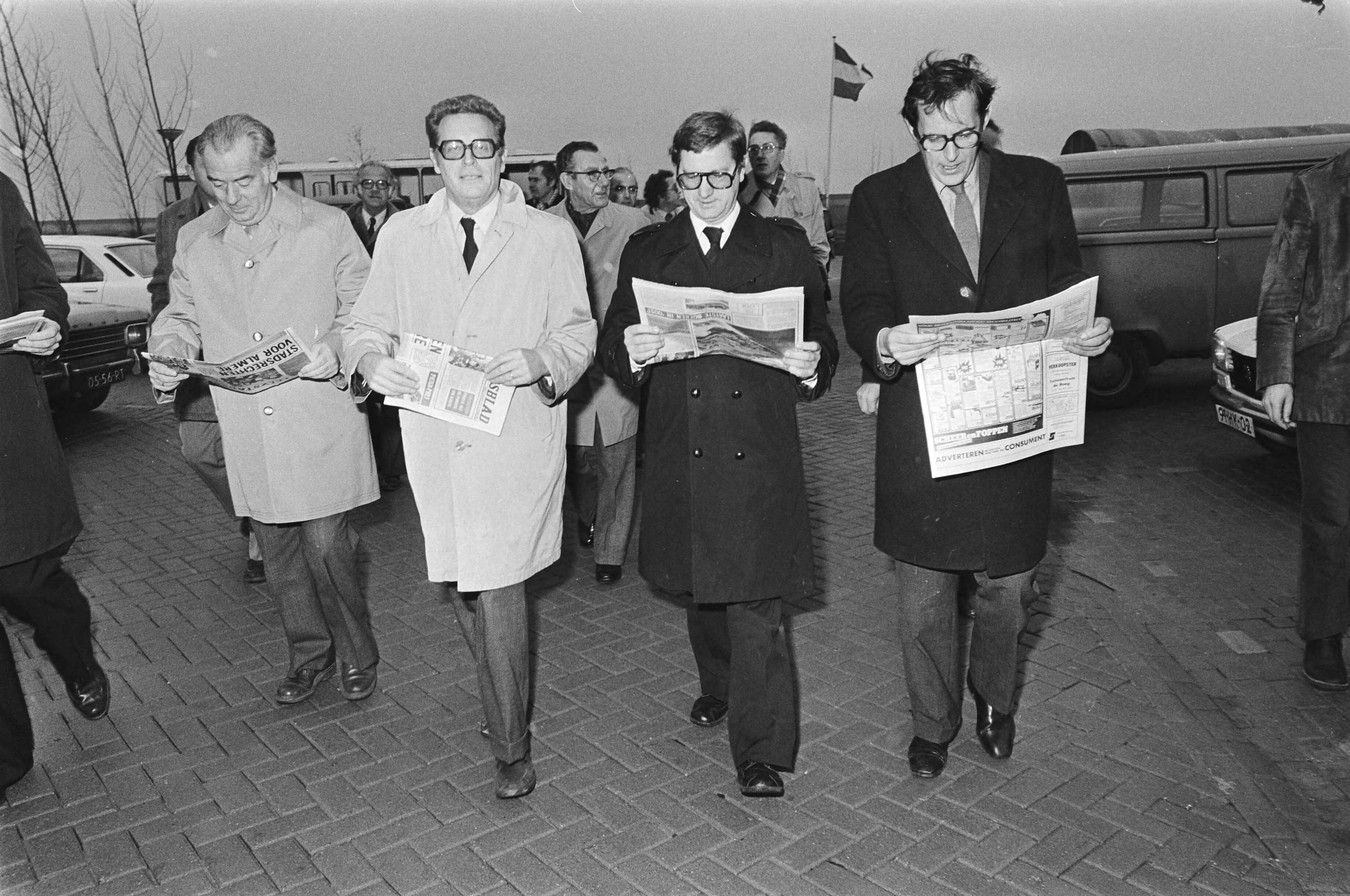 Fotocollectie Anefo — Minister Westerterp opent eerste buslijn naar Almere, Westerterp en Lammers bekijken Nieuwsblad van Almere — Foto: Peters, Hans / Anefo. Licentie: Set B: Rechtenvrij / Publiek Domein. Bron: Nationaal Archief. http://hdl.handle.net/10648/ac910c76-d0b4-102d-bcf8-003048976d84