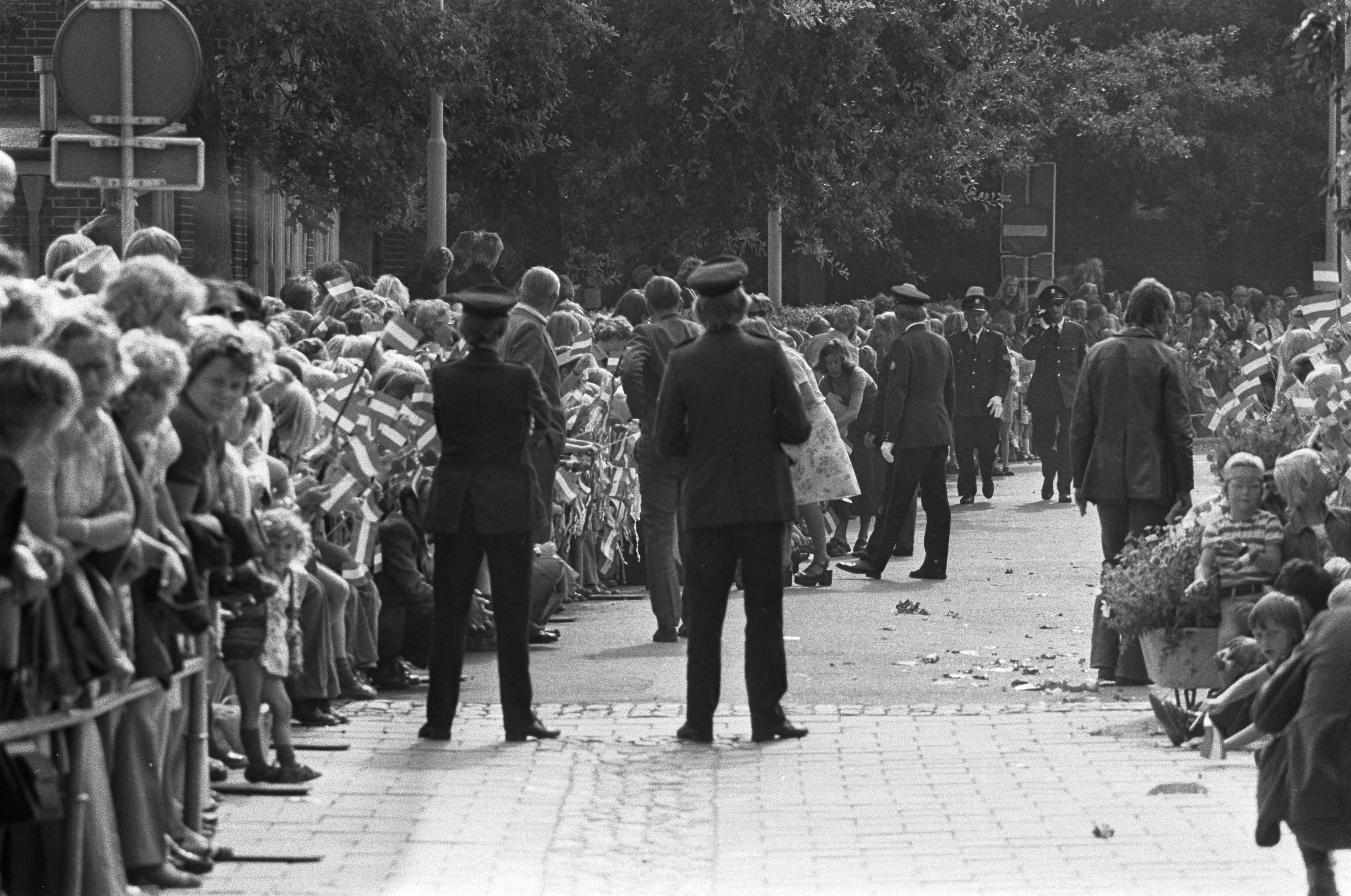 Fotocollectie Anefo — Koningin Juliana bezoekt Haren (Groningen) met bommelding; politie controleert de route — Foto: Mieremet, Rob / Anefo. Licentie: Set B: Rechtenvrij / Publiek Domein. Bron: Nationaal Archief. http://hdl.handle.net/10648/ac71a732-d0b4-102d-bcf8-003048976d84