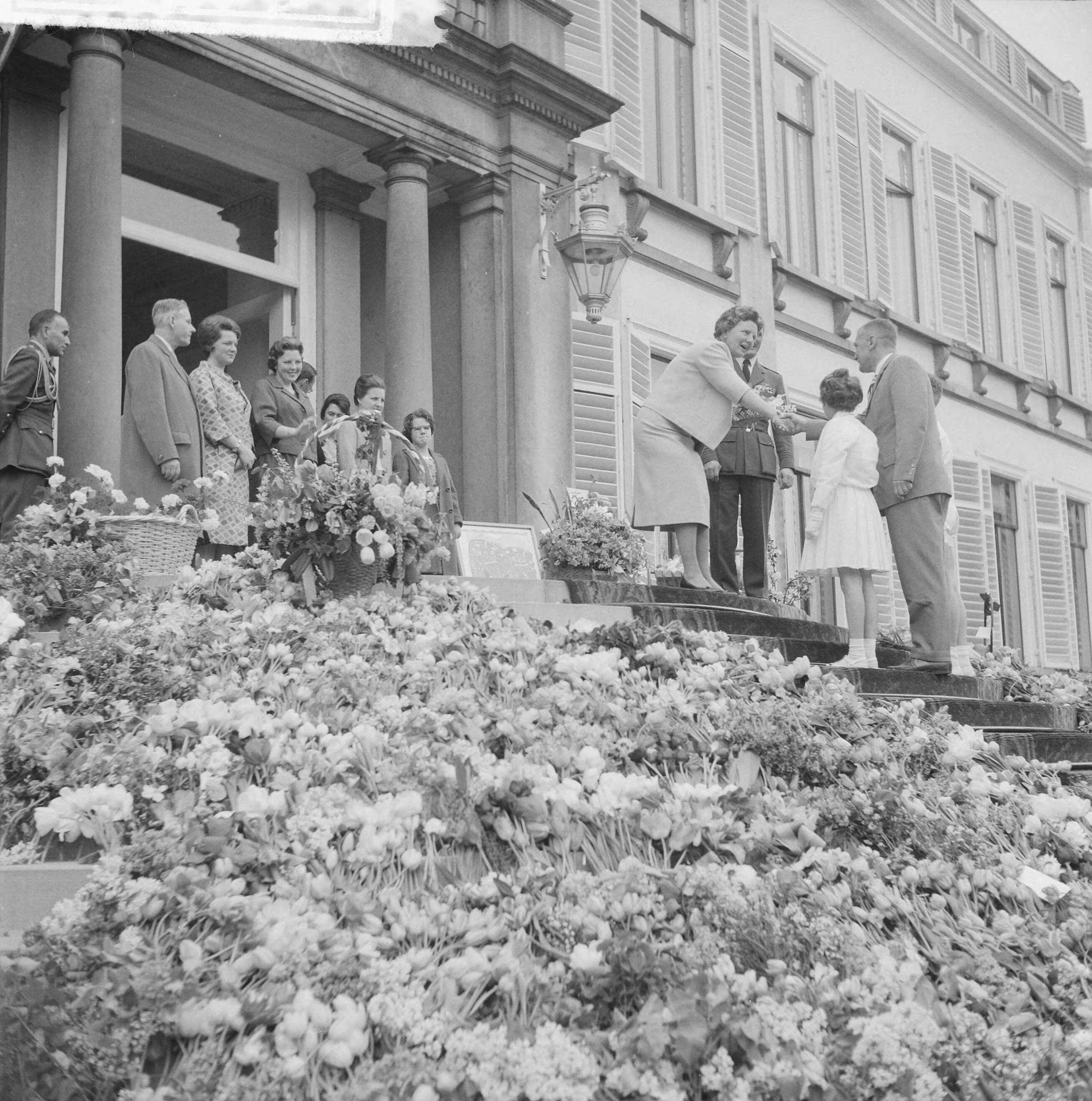 Koninginnedag 1961 — Koninginnedag 1961. Defilé op paleis Soestdijk t.g.v. verjaardag van koningin Juliana. Bloemen op bordes — Foto: Bilsen, Joop van / Anefo. Licentie: Set B: Rechtenvrij / Publiek Domein. Bron: Nationaal Archief. http://hdl.handle.net/10648/a9d3965c-d0b4-102d-bcf8-003048976d84