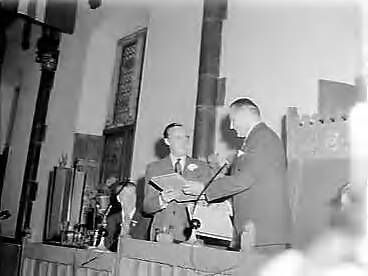 Fotocollectie Anefo — Prins Bernhard opent tweede Europese reclamecongres in de Ridderzaal te Den Haag. Prins Bernhard krijgt de Revue der Reclame aangeboden — Foto: Behrens, Herbert F. / Anefo. Licentie: Set B: Rechtenvrij / Publiek Domein. Bron: Nationaal Archief. http://hdl.handle.net/10648/a969adc8-d0b4-102d-bcf8-003048976d84