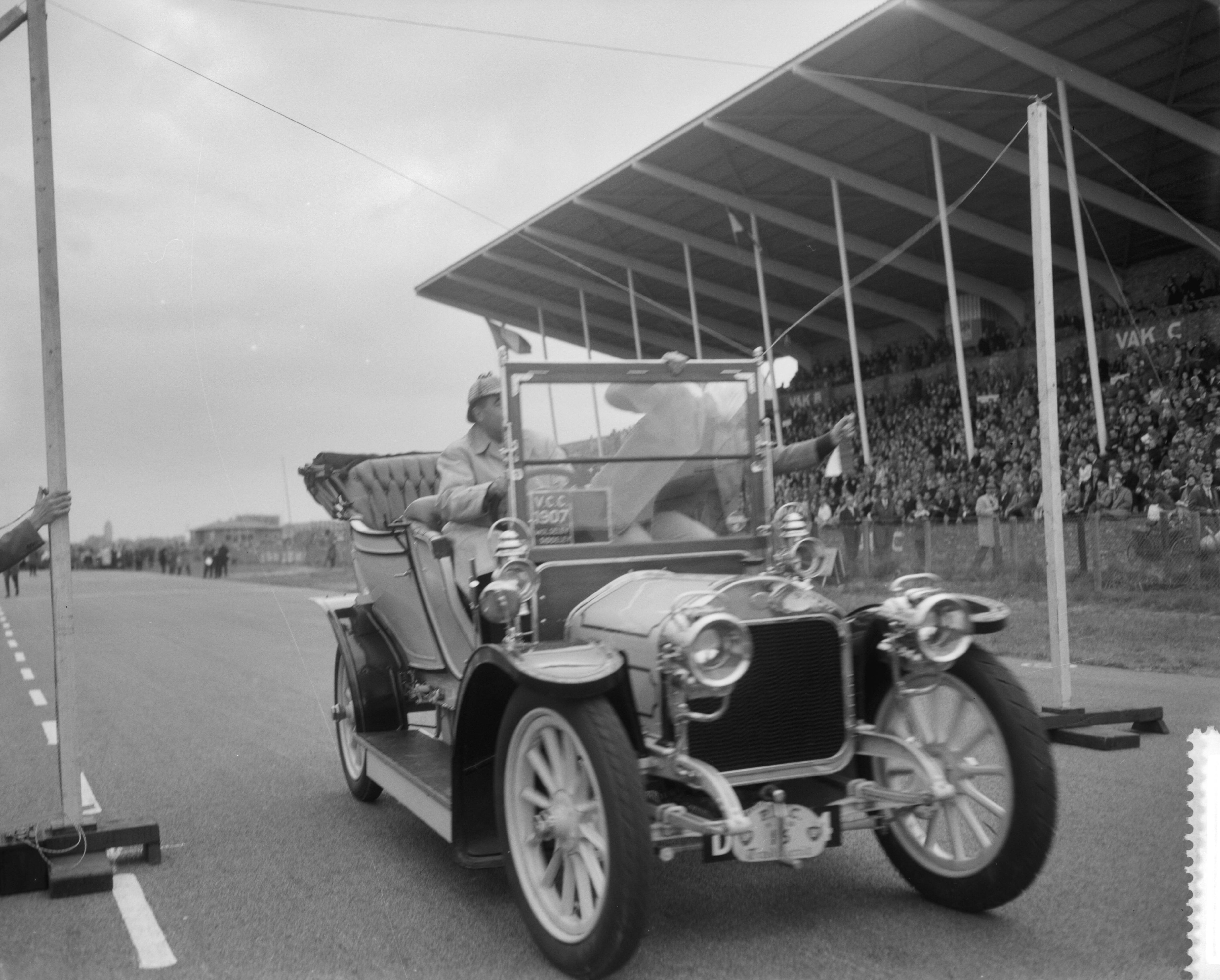 Fotocollectie Anefo — Vijfde traditierit van de Pionier Automobielen Club (P.A.C.) — Foto: Bilsen, Joop van / Anefo. Licentie: Set B: Rechtenvrij / Publiek Domein. Bron: Nationaal Archief. http://hdl.handle.net/10648/a9bb5dc6-d0b4-102d-bcf8-003048976d84