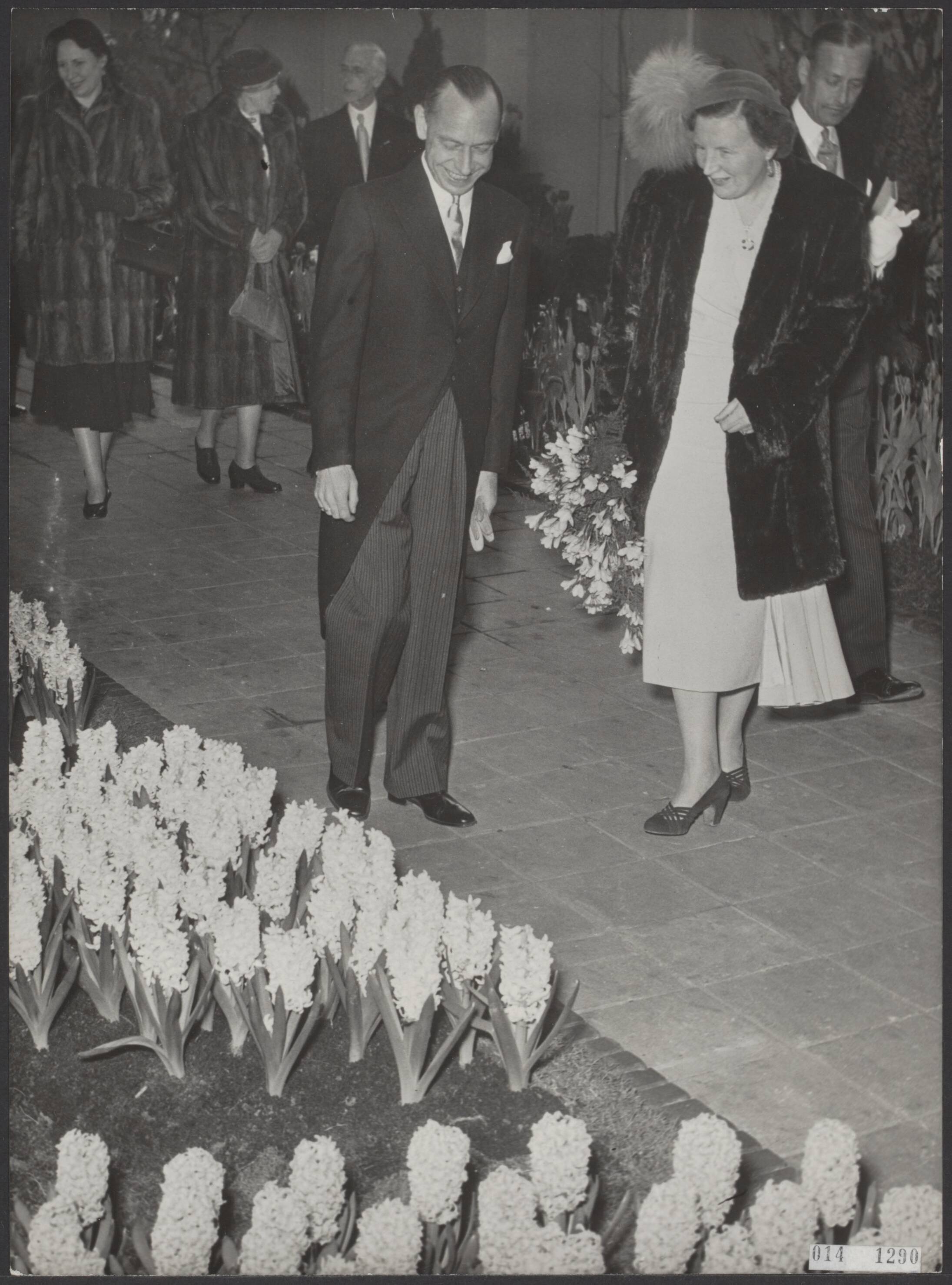 Fotocollectie Elsevier Binnenland — Opening van de grote internationale bloemententoonstelling "Flora 1953" in Heemstede door koningin Juliana. Tijdens de rondgang over de tentoonstelling — Foto: Fotograaf Onbekend / Anefo. Licentie: Set B: Rechtenvrij / Publiek Domein. Bron: Nationaal Archief. http://hdl.handle.net/10648/adb3532a-d0b4-102d-bcf8-003048976d84