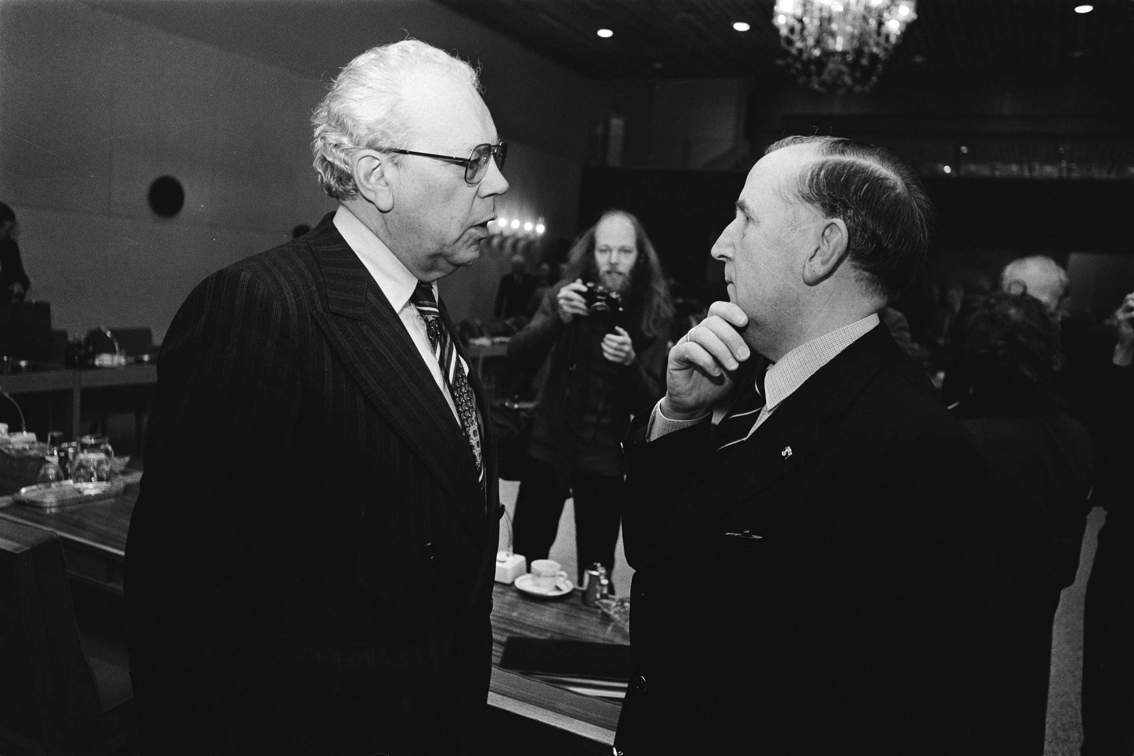 Fotocollectie Anefo — Regering, vakbonden en werkgevers spreken in SER gebouw Den Haag over arbeidsovereenkomstenbeleid voor 1980; minister Albeda (links) en werkgeversvoorzitter Van Veen — Foto: Bogaerts, Rob / Anefo. Licentie: Set B: Rechtenvrij / Publiek Domein. Bron: Nationaal Archief. http://hdl.handle.net/10648/acdaf926-d0b4-102d-bcf8-003048976d84