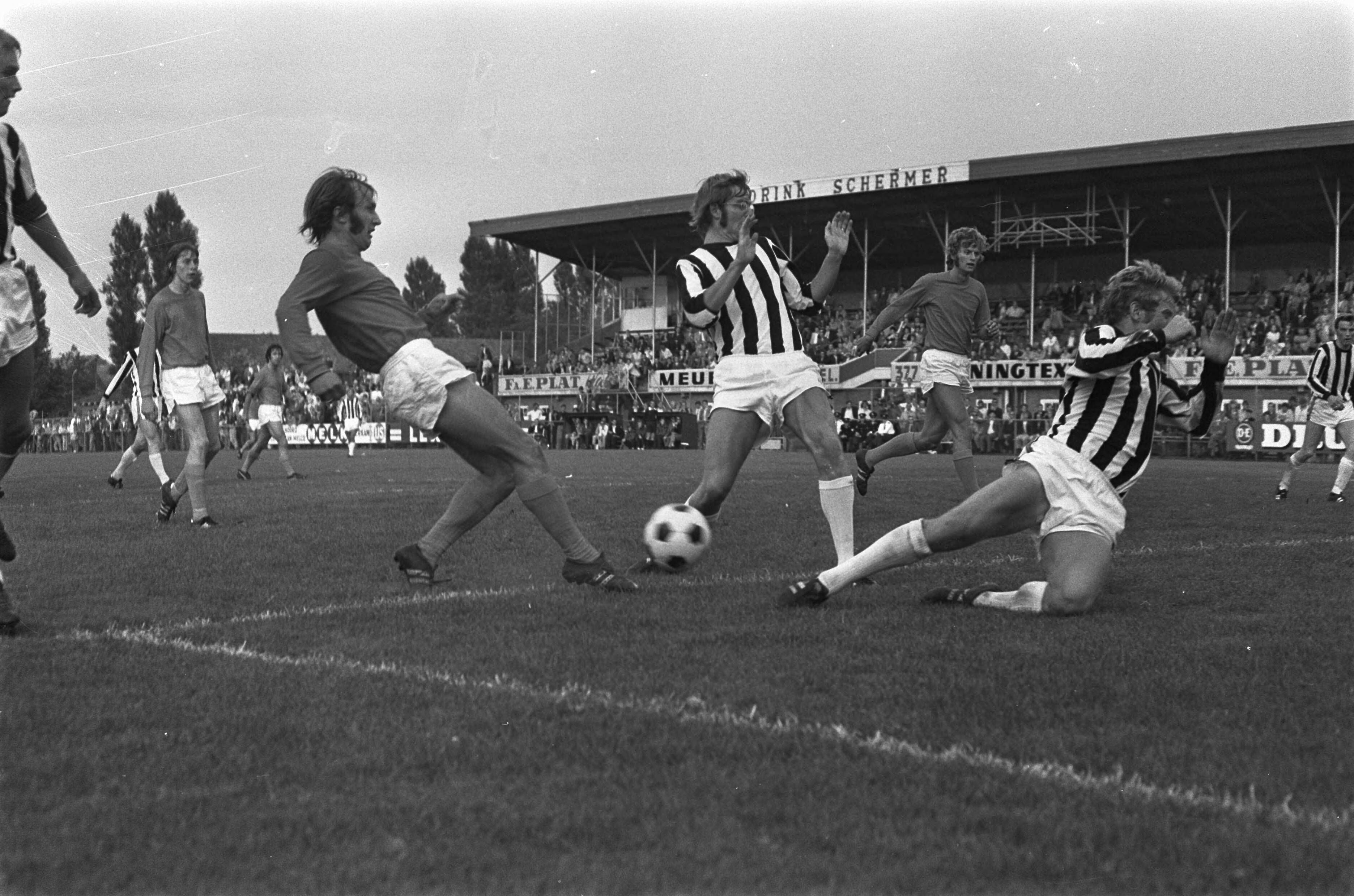 Fotocollectie Anefo — Volendam tegen Heracles 1-2; om KNVB-beker; Majoor (links Volendam) in aktie — Foto: Mieremet, Rob / Anefo. Licentie: Set B: Rechtenvrij / Publiek Domein. Bron: Nationaal Archief. http://hdl.handle.net/10648/ab9fdc5c-d0b4-102d-bcf8-003048976d84