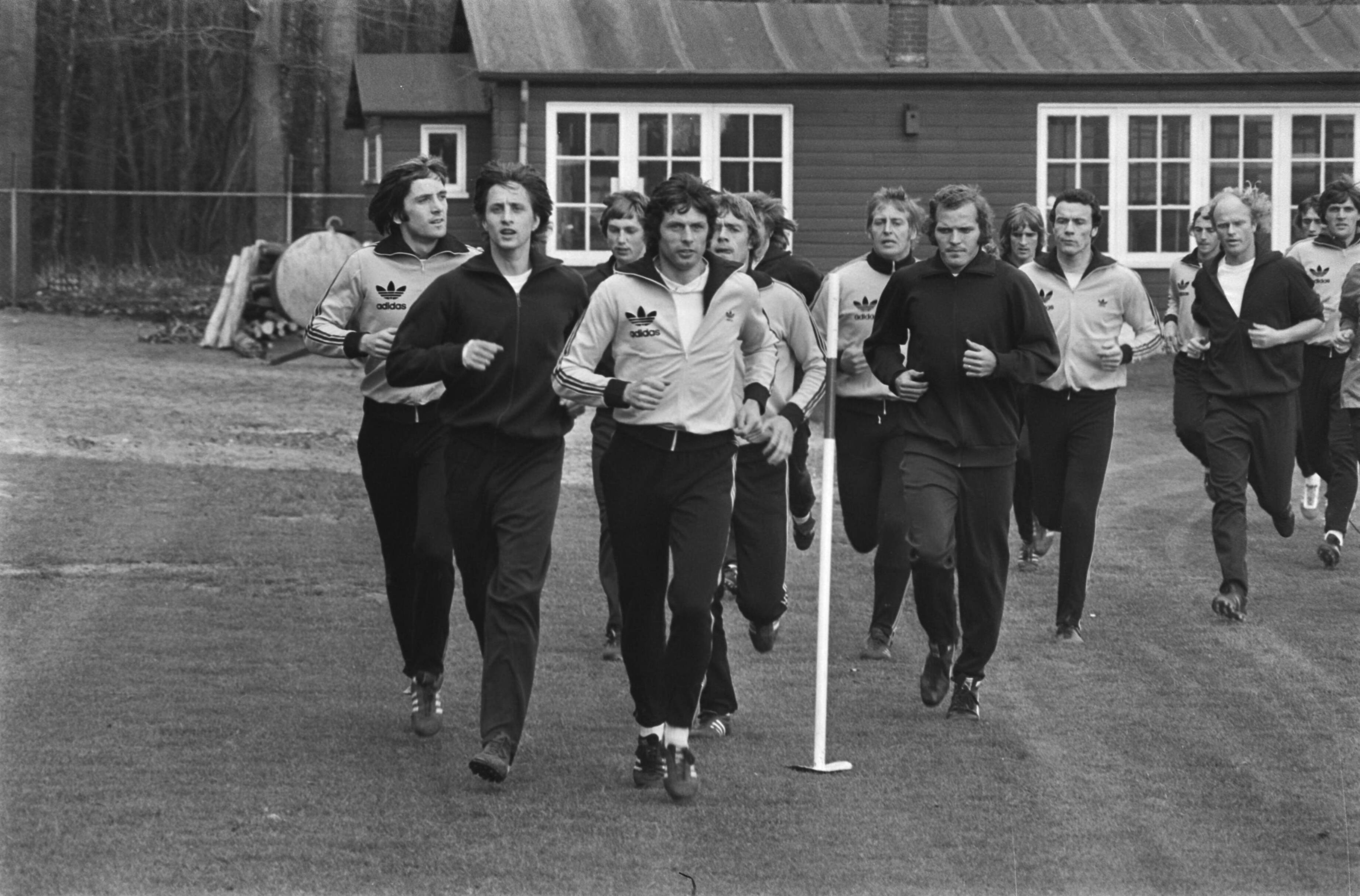 Fotocollectie Anefo — Training Nederlands elftal i.v.m. wedstrijd Belgie; v.l.n.r. o.a. Van Kraaij, Cruijff, Meutstege, Suurbier, Rep , Schrijvers, Van der Kerkhof, , Thijssen, Ruiter, Neeskens, Geels, Rensenbrink, Krol — Foto: Verhoeff, Bert / Anefo. Licentie: Set B: Rechtenvrij / Publiek Domein. Bron: Nationaal Archief. http://hdl.handle.net/10648/ac81e0de-d0b4-102d-bcf8-003048976d84