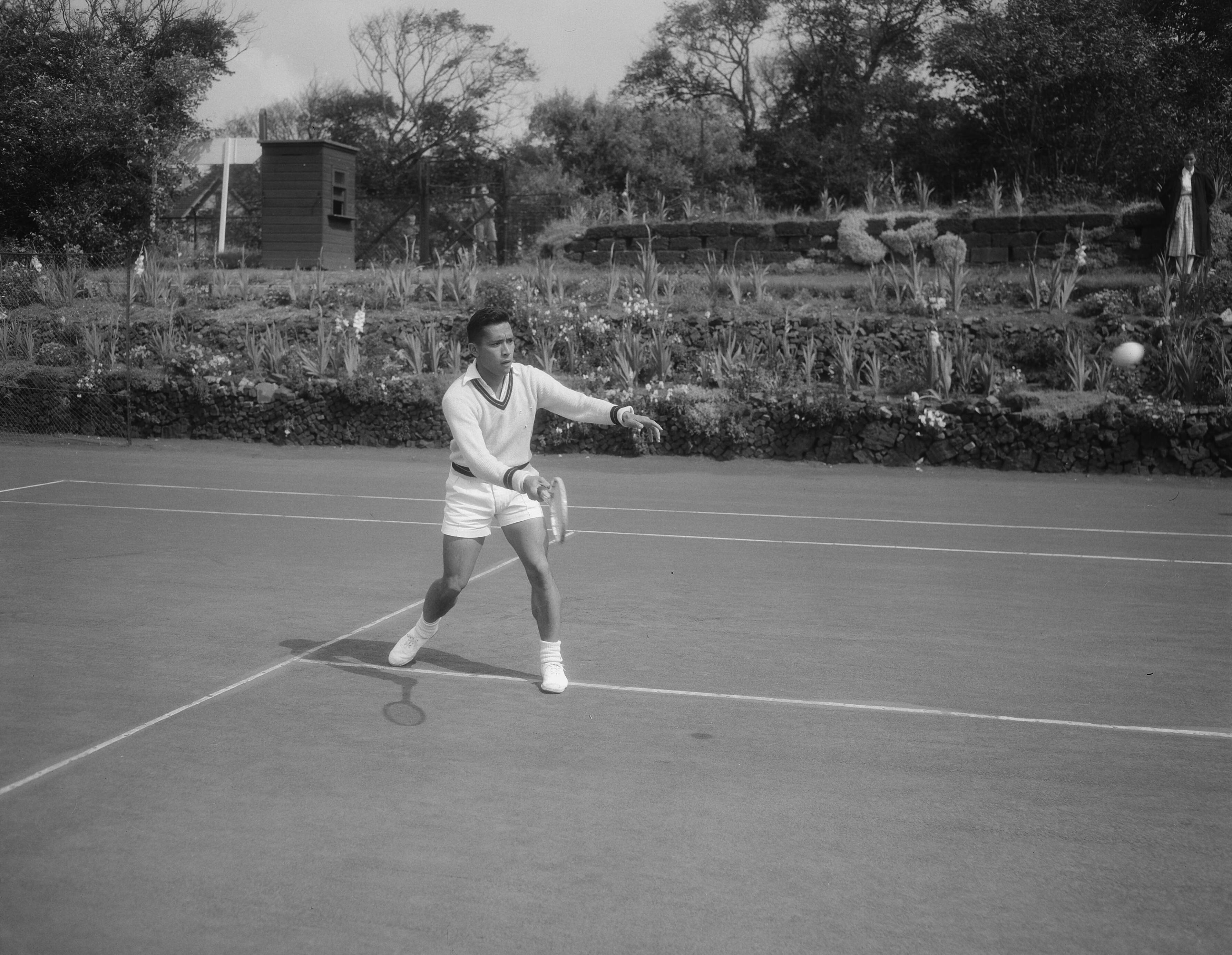 Fotocollectie Anefo — Nederlandse tenniskampioenschappen op de METS-banen te Scheveningen. Lex Karamoy — Foto: Duinen, G.W. van / Anefo. Licentie: Set B: Rechtenvrij / Publiek Domein. Bron: Nationaal Archief. http://hdl.handle.net/10648/a928079c-d0b4-102d-bcf8-003048976d84