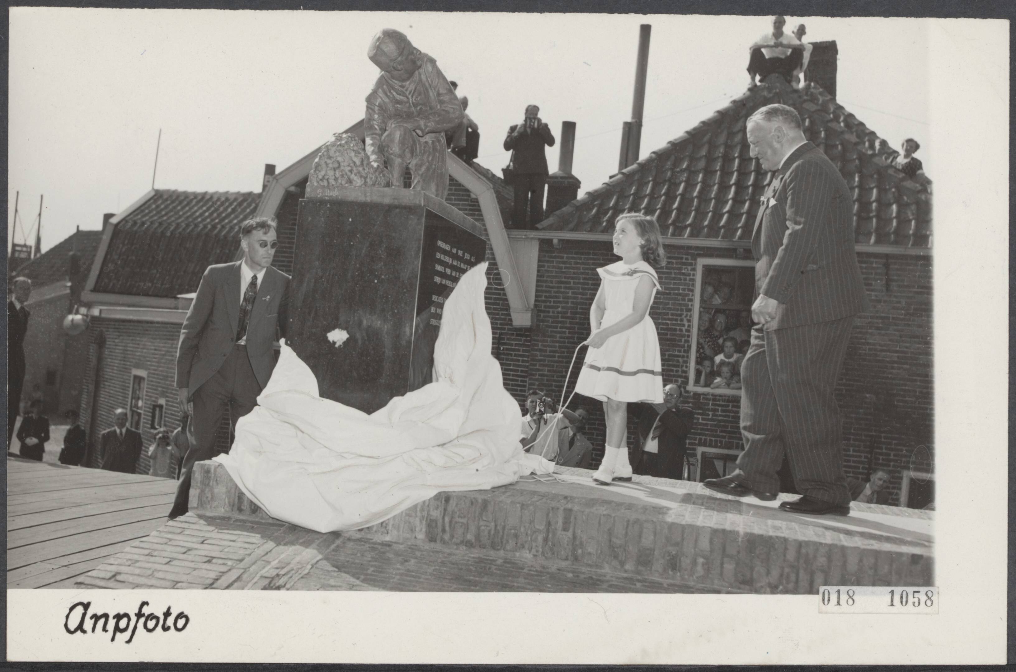 Fotocollectie Elsevier Binnenland — [Prinses Margriet onthult in Spaarndam het standbeeld van "Held van Haarlem" [of "Hans Brinker" van de beeldhouwster Grada Rueb. Rechts Mr. Dr. L.N. Deckers, voorzitter van de ANVV] — Foto: ANP / RVD of rechtenvrij. Licentie: Set B: Rechtenvrij / Publiek Domein. Bron: Nationaal Archief. http://hdl.handle.net/10648/adc4292a-d0b4-102d-bcf8-003048976d84