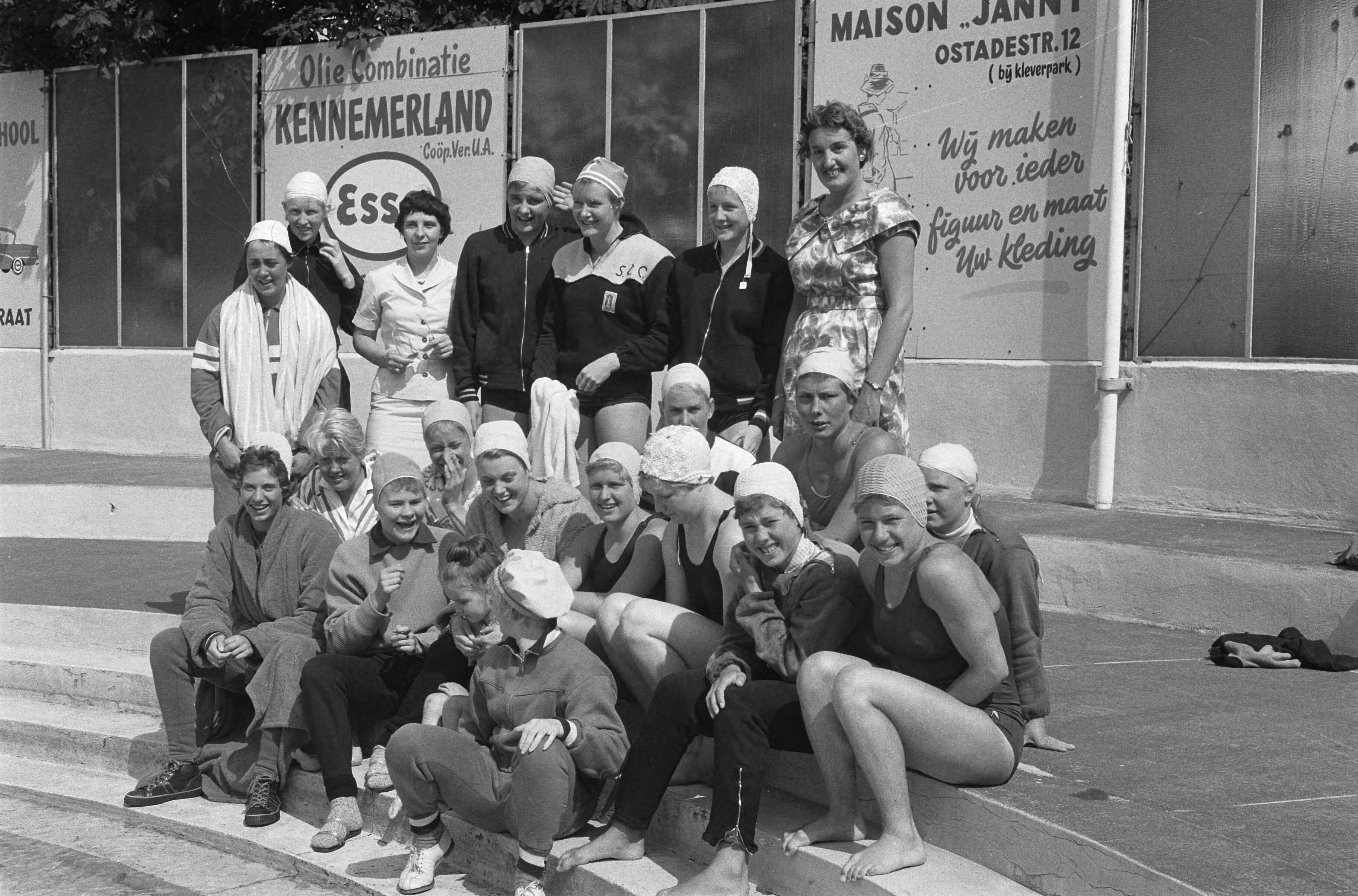Fotocollectie Anefo — Tweede zwemselectiewedstrijden voor Olympische Spelen in Haarlem. De deelneemsters en trainsters — Foto: Pot, Harry / Anefo. Licentie: Set B: Rechtenvrij / Publiek Domein. Bron: Nationaal Archief. http://hdl.handle.net/10648/a9b50be2-d0b4-102d-bcf8-003048976d84