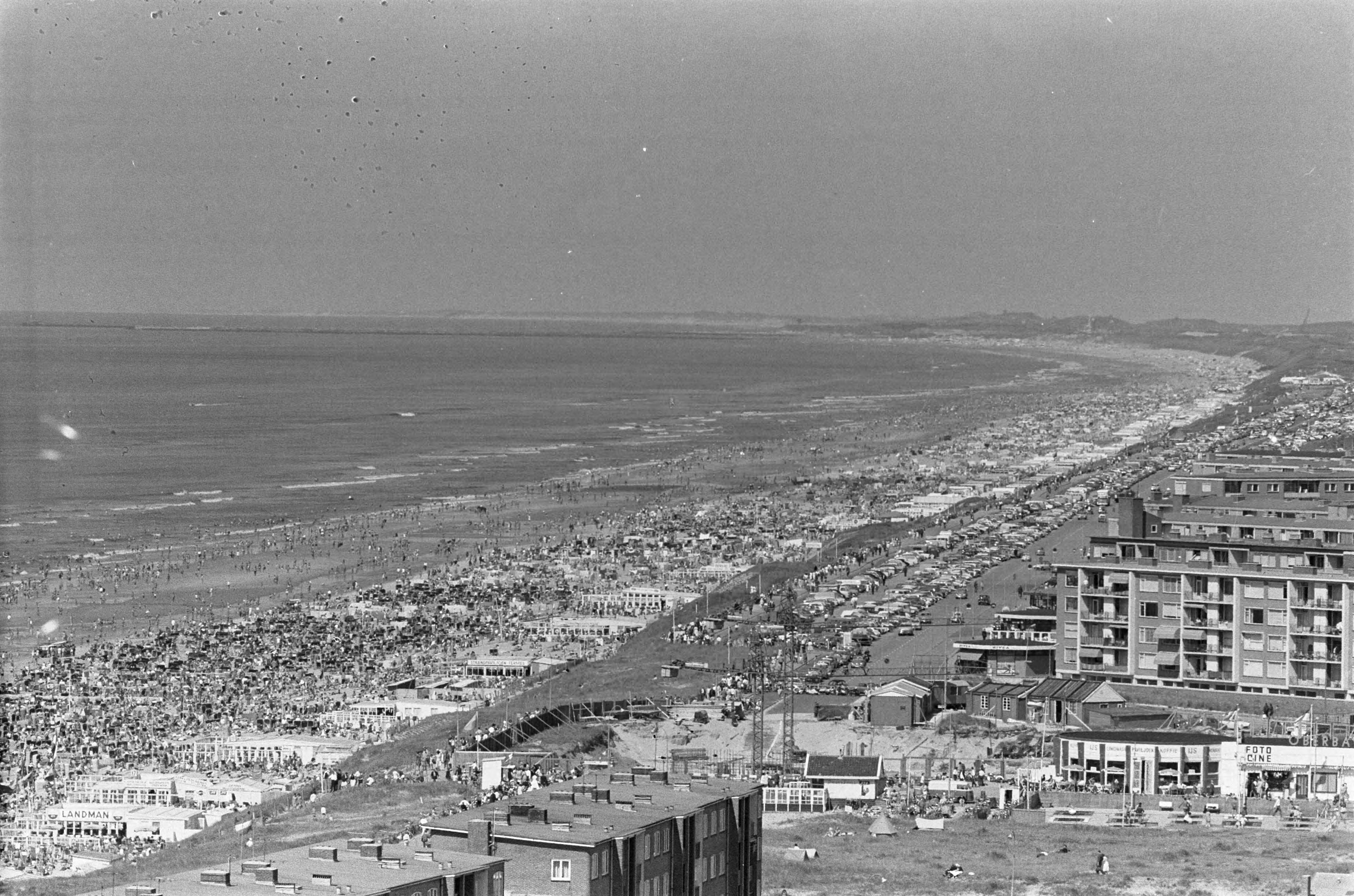 Fotocollectie Anefo — Drukte aan de kust. Overzicht Zandvoortse strand — Foto: Pot, Harry / Anefo. Licentie: Set B: Rechtenvrij / Publiek Domein. Bron: Nationaal Archief. http://hdl.handle.net/10648/aa3fecee-d0b4-102d-bcf8-003048976d84