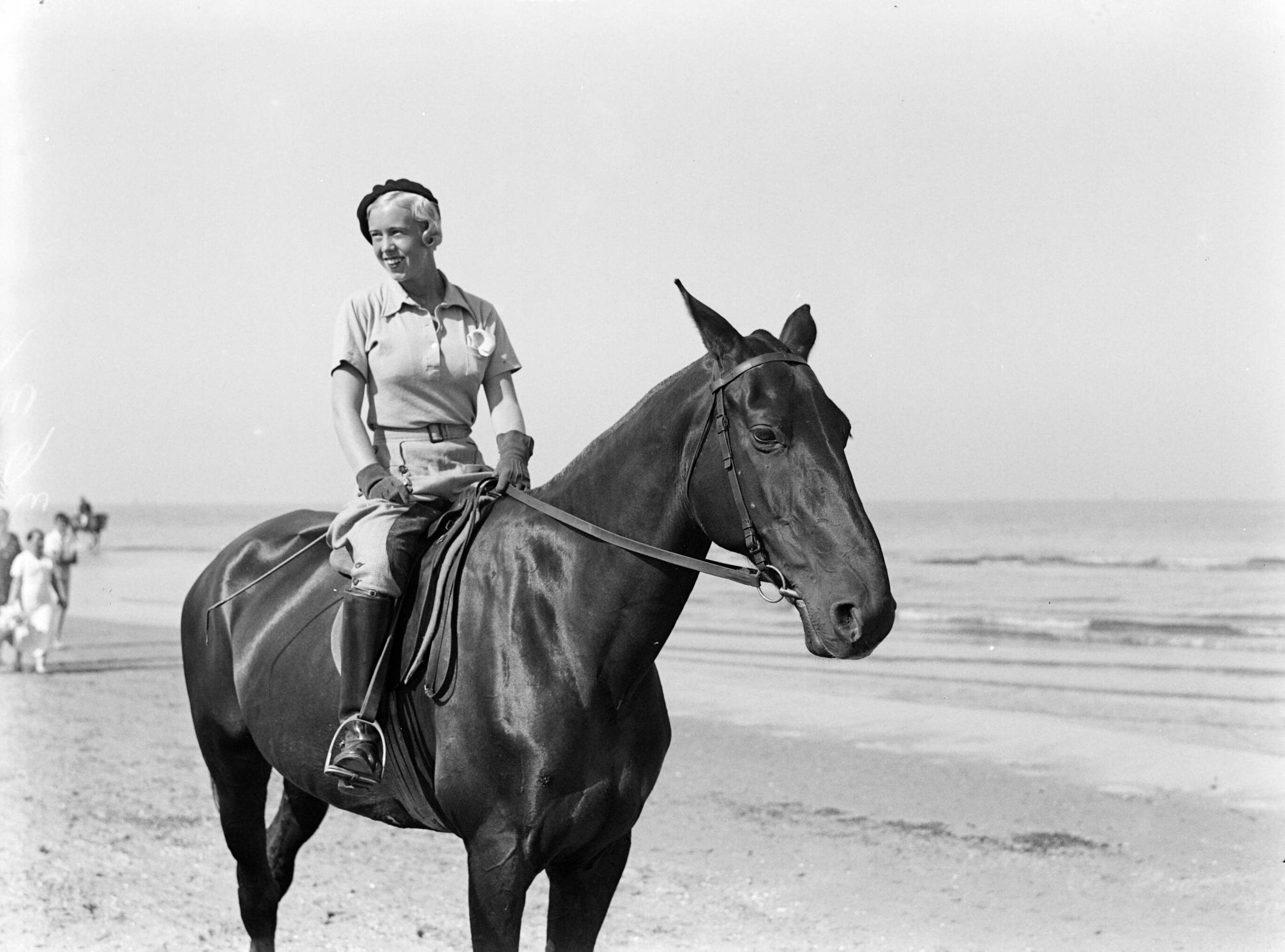 Scheveningen. — Een vrouw (Yvonne?) met een paard man op het strand in Scheveningen — Foto: Poll, Willem van de. Licentie: Set B: Rechtenvrij / Publiek Domein. Bron: Nationaal Archief. http://hdl.handle.net/10648/ae9abb34-d0b4-102d-bcf8-003048976d84