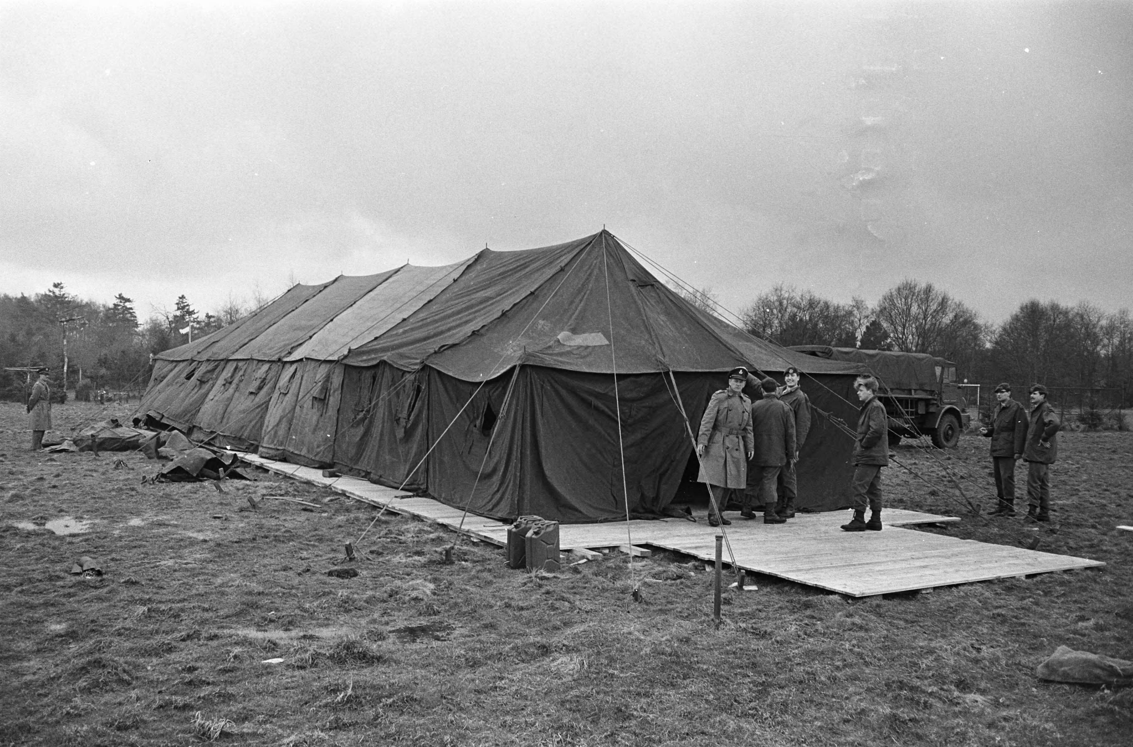 Fotocollectie Anefo — Perstent op Drakestein, een oude legertent op terrein van Hotel Kastanjehof — Foto: Merk, Ben / Anefo. Licentie: Set B: Rechtenvrij / Publiek Domein. Bron: Nationaal Archief. http://hdl.handle.net/10648/ab1404ac-d0b4-102d-bcf8-003048976d84
