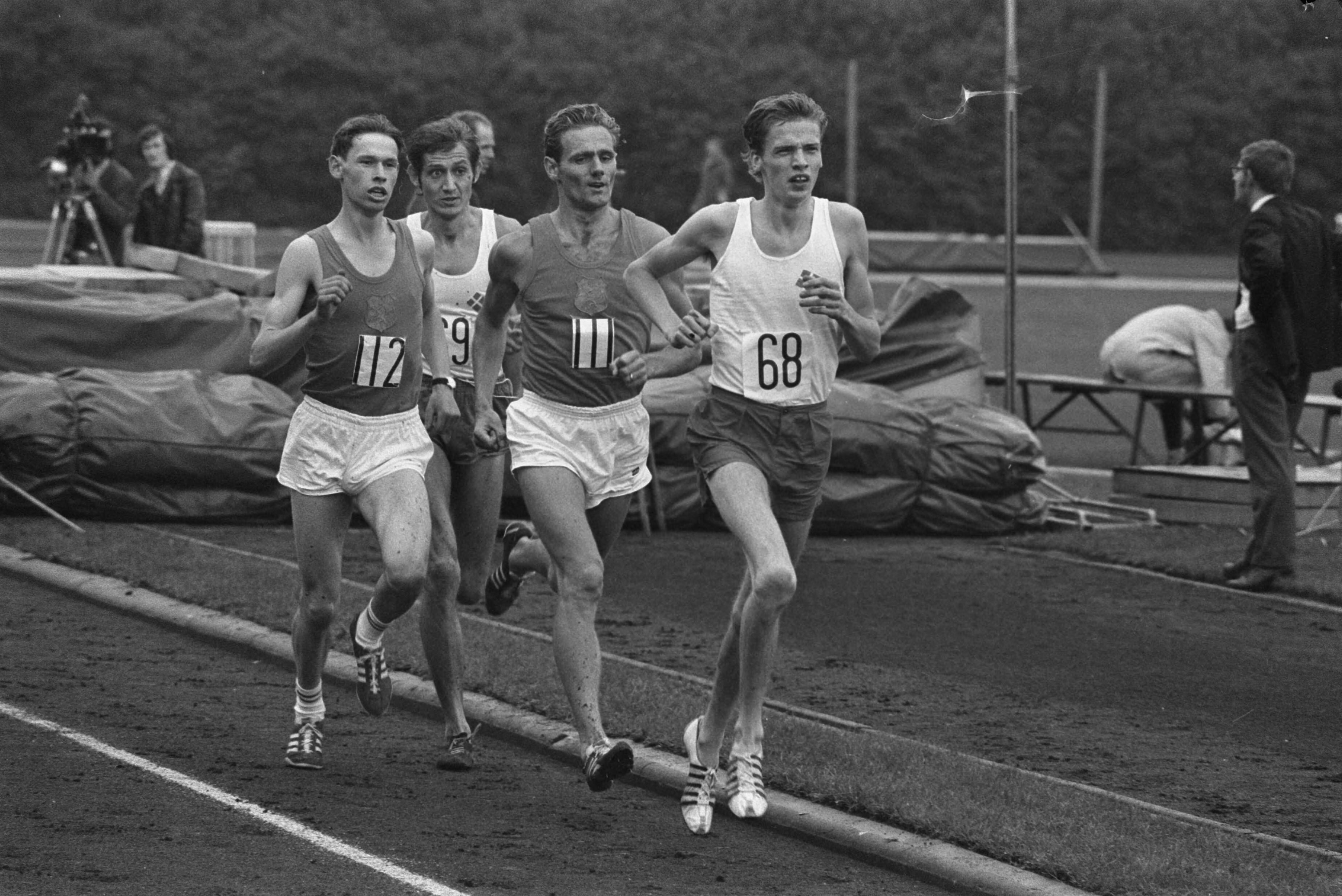 Fotocollectie Anefo — Atletiek Nederland tegen Denemarken in Groningen; (links) G. Tebroke , (midden) E. Nijstad in aktie — Foto: Verhoeff, Bert / Anefo. Licentie: Set B: Rechtenvrij / Publiek Domein. Bron: Nationaal Archief. http://hdl.handle.net/10648/aba0664a-d0b4-102d-bcf8-003048976d84
