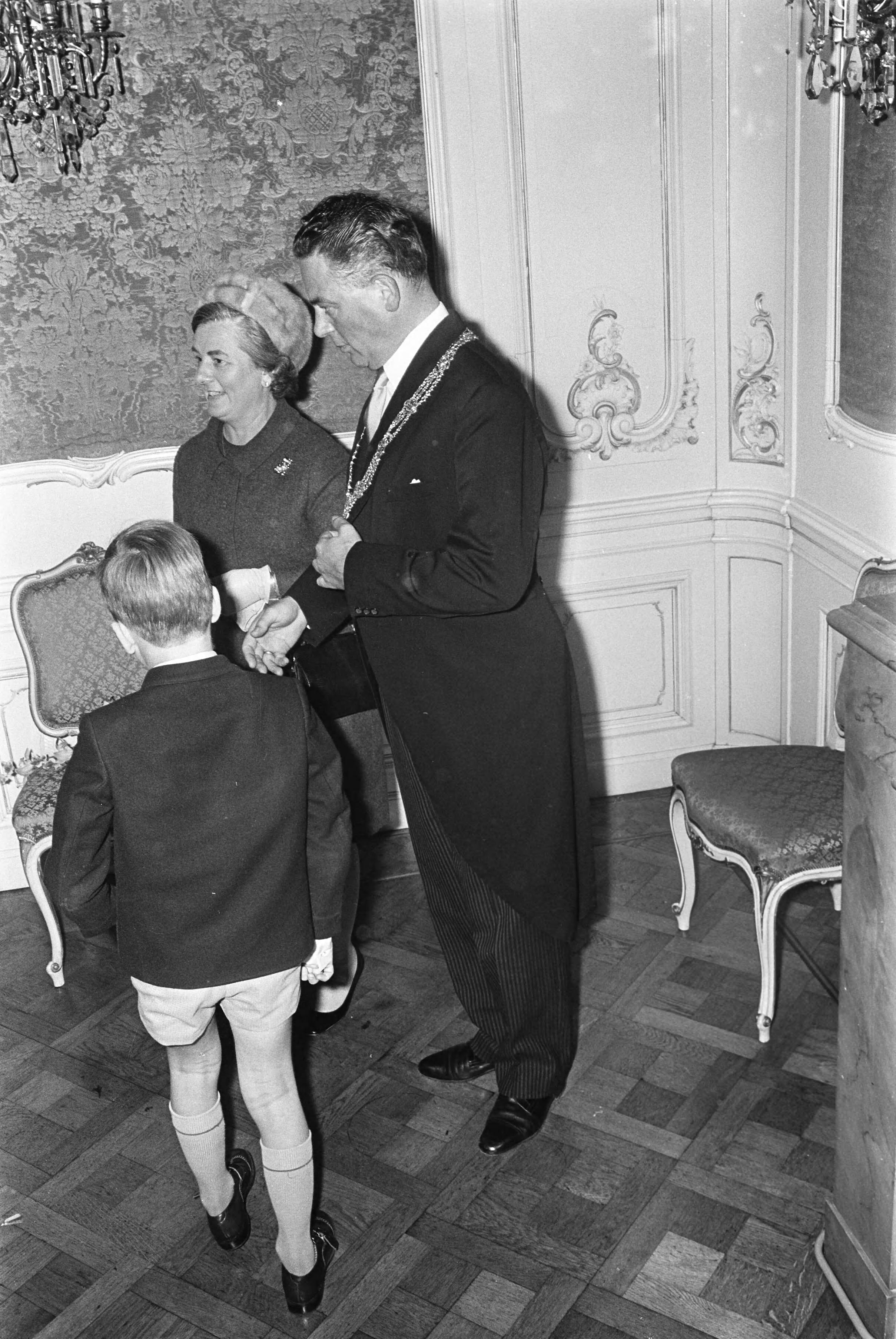Fotocollectie Anefo — Mr. V.G.M. Marijnen , burgemeester Den Haag burgemeester Marijnen en echtgenote tijdens de receptie — Foto: Koch, Eric / Anefo. Licentie: Set B: Rechtenvrij / Publiek Domein. Bron: Nationaal Archief. http://hdl.handle.net/10648/ab5116ee-d0b4-102d-bcf8-003048976d84