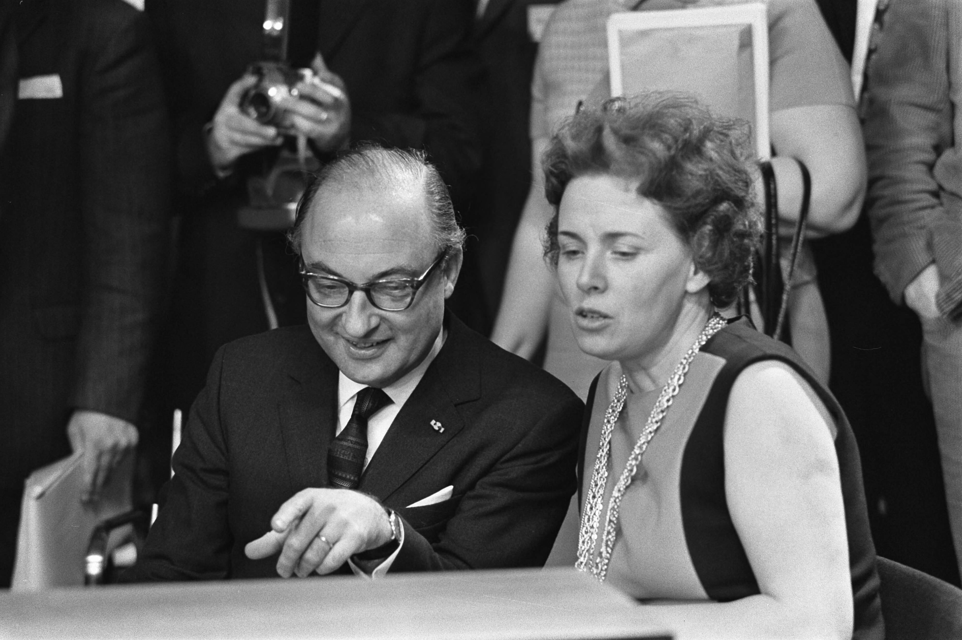 Fotocollectie Anefo — Verkiezingsuitslagen PS in studio Hilversum van NOS. Links Schmelzer, rechts Van Someren — Foto: Mieremet, Rob / Anefo. Licentie: Set B: Rechtenvrij / Publiek Domein. Bron: Nationaal Archief. http://hdl.handle.net/10648/ab911b18-d0b4-102d-bcf8-003048976d84