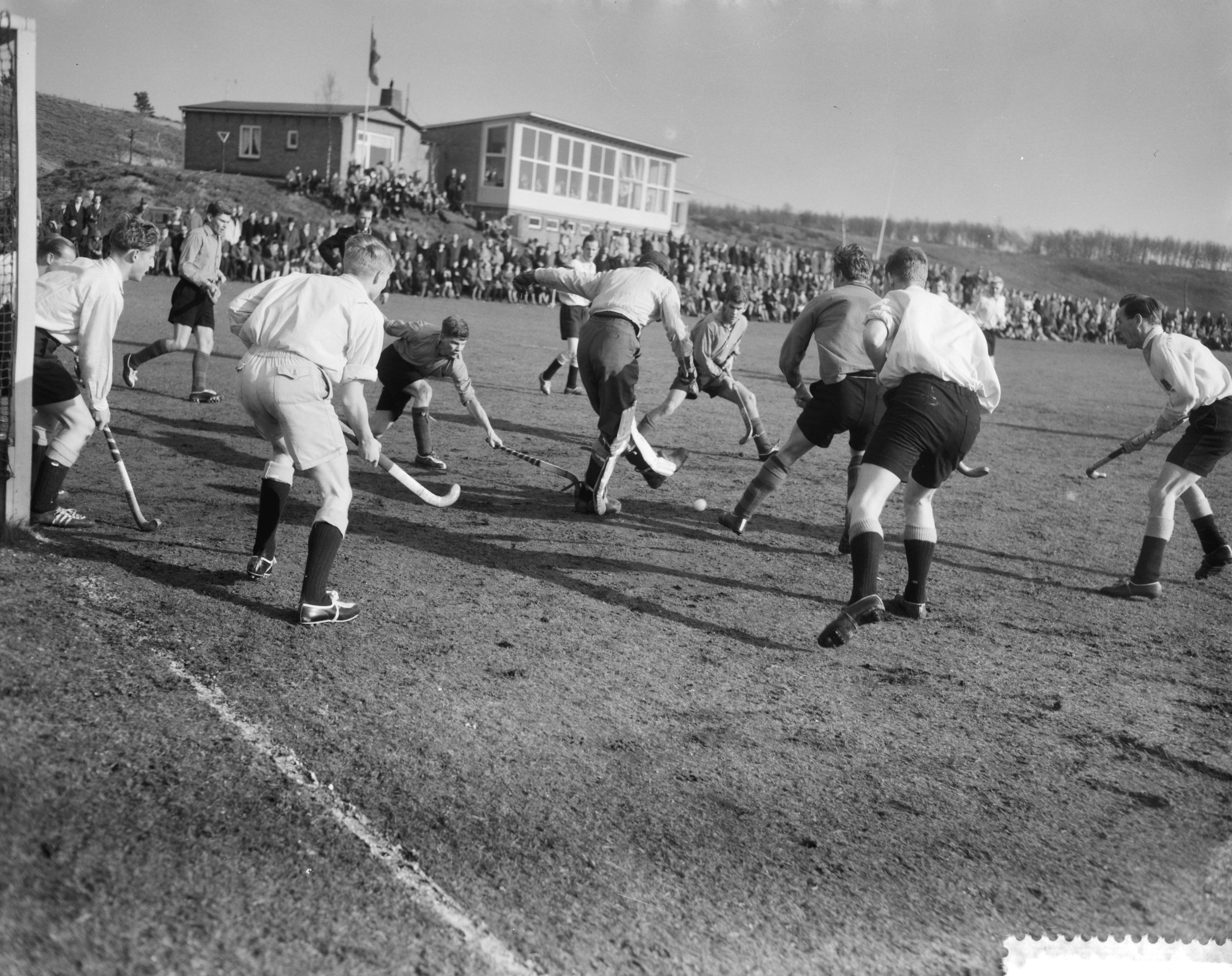 Fotocollectie Anefo — Hockey. Be Fair tegen SCHC 1-0, aanval van SCHC — Foto: Behrens, Herbert F. / Anefo. Licentie: Set B: Rechtenvrij / Publiek Domein. Bron: Nationaal Archief. http://hdl.handle.net/10648/a9a96b48-d0b4-102d-bcf8-003048976d84