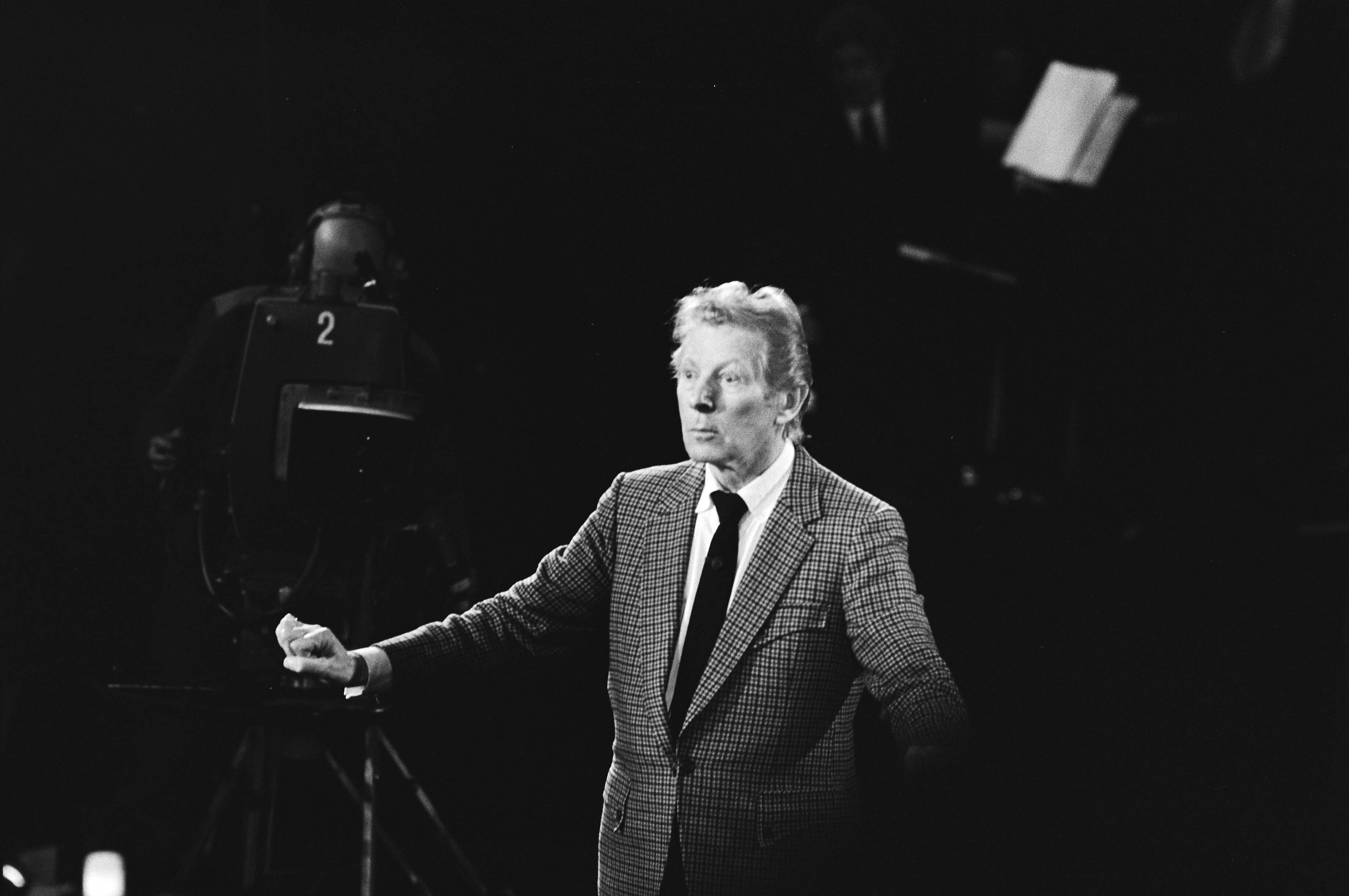 Fotocollectie Anefo — TV-opname programma " M. Bouwman in gesprek met D. Kaye in t Spant in Bussum dat 30 april wordt uitgezonden, — Foto: Bogaerts, Rob / Anefo. Licentie: Set B: Rechtenvrij / Publiek Domein. Bron: Nationaal Archief. http://hdl.handle.net/10648/acf9b2f8-d0b4-102d-bcf8-003048976d84