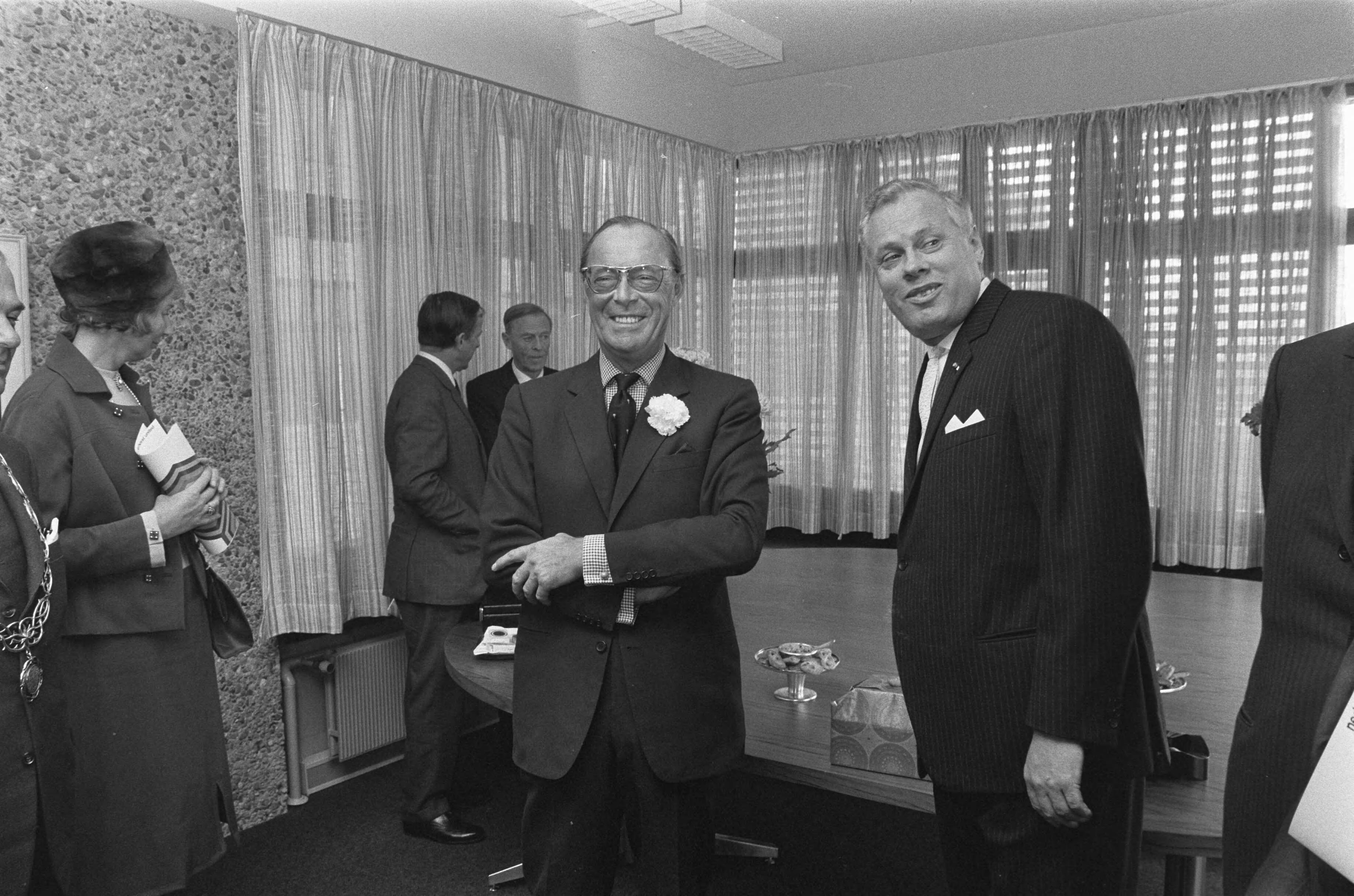 Fotocollectie Anefo — Prins Bernhard opent kantoor Verenigde Bedrijven Nederhorst Gouda — Foto: Mieremet, Rob / Anefo. Licentie: Set B: Rechtenvrij / Publiek Domein. Bron: Nationaal Archief. http://hdl.handle.net/10648/abd46eea-d0b4-102d-bcf8-003048976d84
