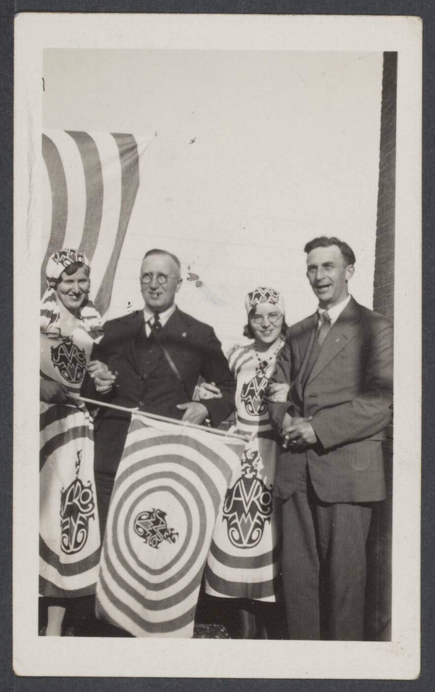 AVRO (Algemene Vereniging Radio Omroep). Bijzondere gebeurtenissen - Nederland — Met zulke vinkjes aan de hand krijg je nooit het land. De penningmeester en Théo (zeer te pas) zijn geweldig in hun sas.... Siets de Boer en Zus Kloosterman beiden wisten van geen scheiden. Leeuwarden 14/5-'31. Met bril mijn vader — Foto: Onbekend / Publiek Domein of Rechtenvrij. Licentie: Set B: Rechtenvrij / Publiek Domein. Bron: Nationaal Archief. http://hdl.handle.net/10648/6c98ef6f-c1a1-a77b-8b0c-0e093cb0bede