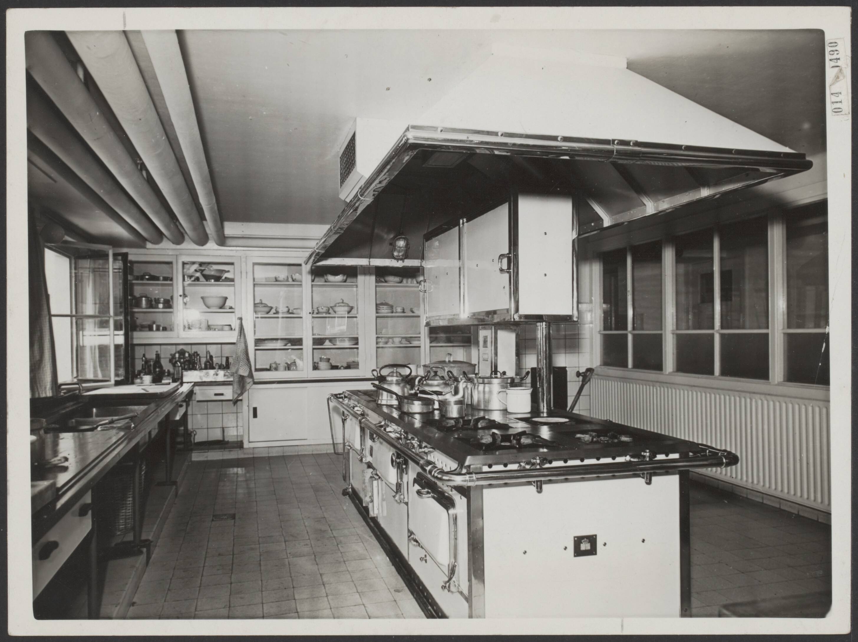 Fotocollectie Elsevier Binnenland — Serie interieur Paleis Soestdijk. Keuken in de nieuwe vleugel — Foto: N.V. Polygoon. Licentie: Set B: Rechtenvrij / Publiek Domein. Bron: Nationaal Archief. http://hdl.handle.net/10648/adb0cbc8-d0b4-102d-bcf8-003048976d84