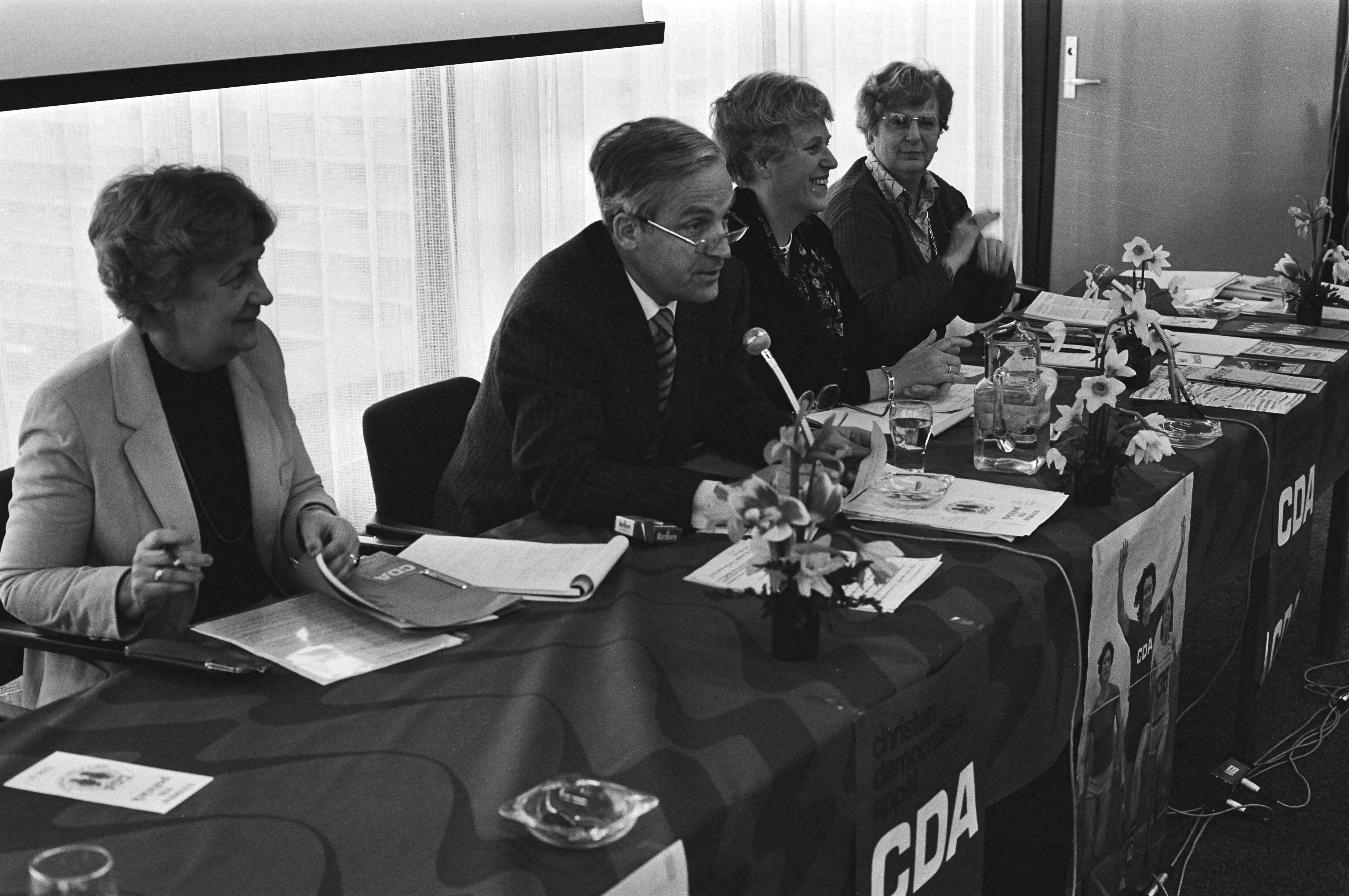 Fotocollectie Anefo — In Jaarbeurs te Utrecht een CDA-studiedag "Emancipatie, en mannenzaak" — Foto: Croes, Rob C. / Anefo. Licentie: Set B: Rechtenvrij / Publiek Domein. Bron: Nationaal Archief. http://hdl.handle.net/10648/acf8cb36-d0b4-102d-bcf8-003048976d84