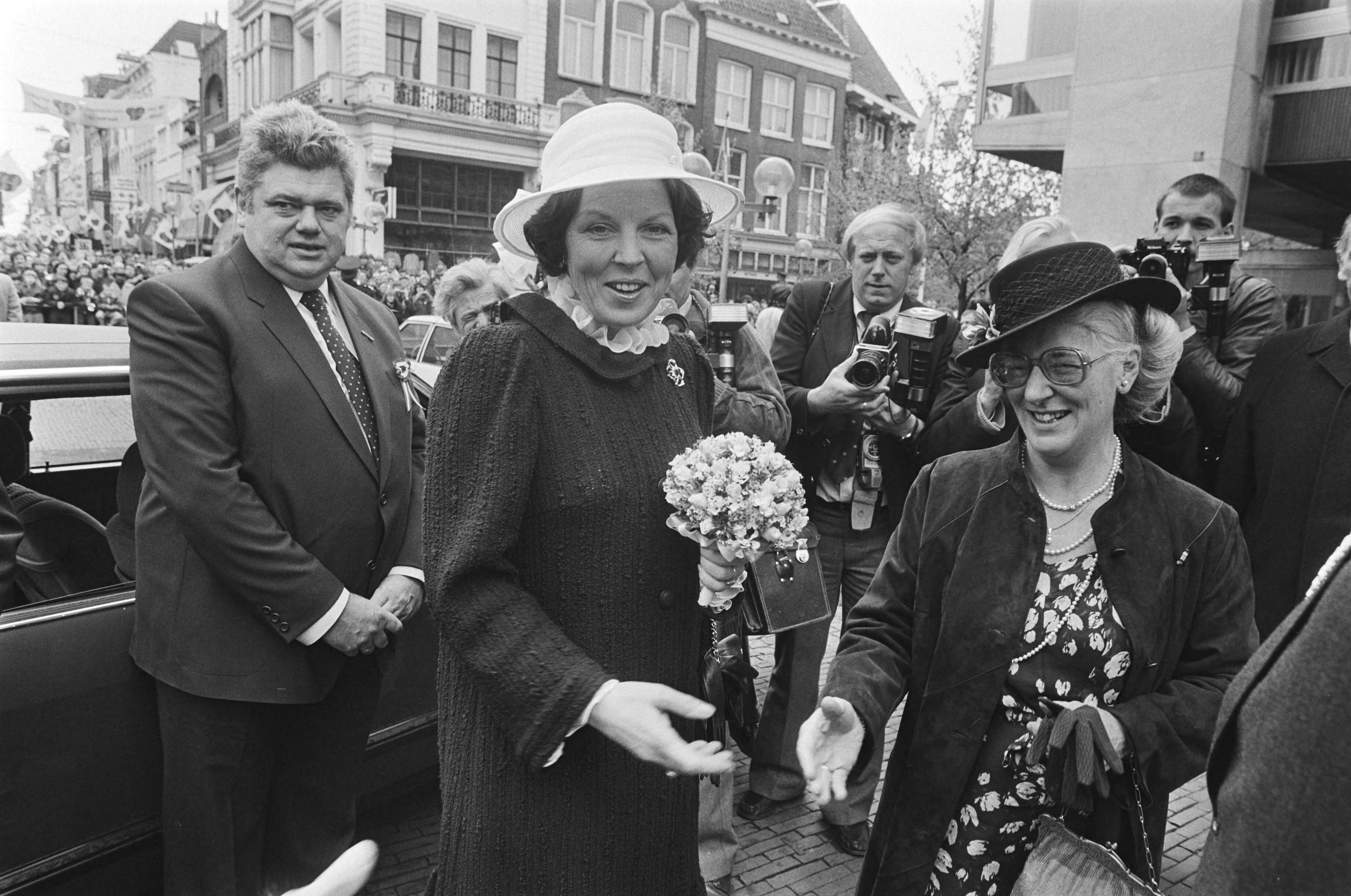 Fotocollectie Anefo — Koningin Beatrix en Prins Claus woonden de Centrale bevrijdingsmanifestatie in Groningen bij — Foto: Dijk, Hans van / Anefo. Licentie: Set B: Rechtenvrij / Publiek Domein. Bron: Nationaal Archief. http://hdl.handle.net/10648/ad16b588-d0b4-102d-bcf8-003048976d84