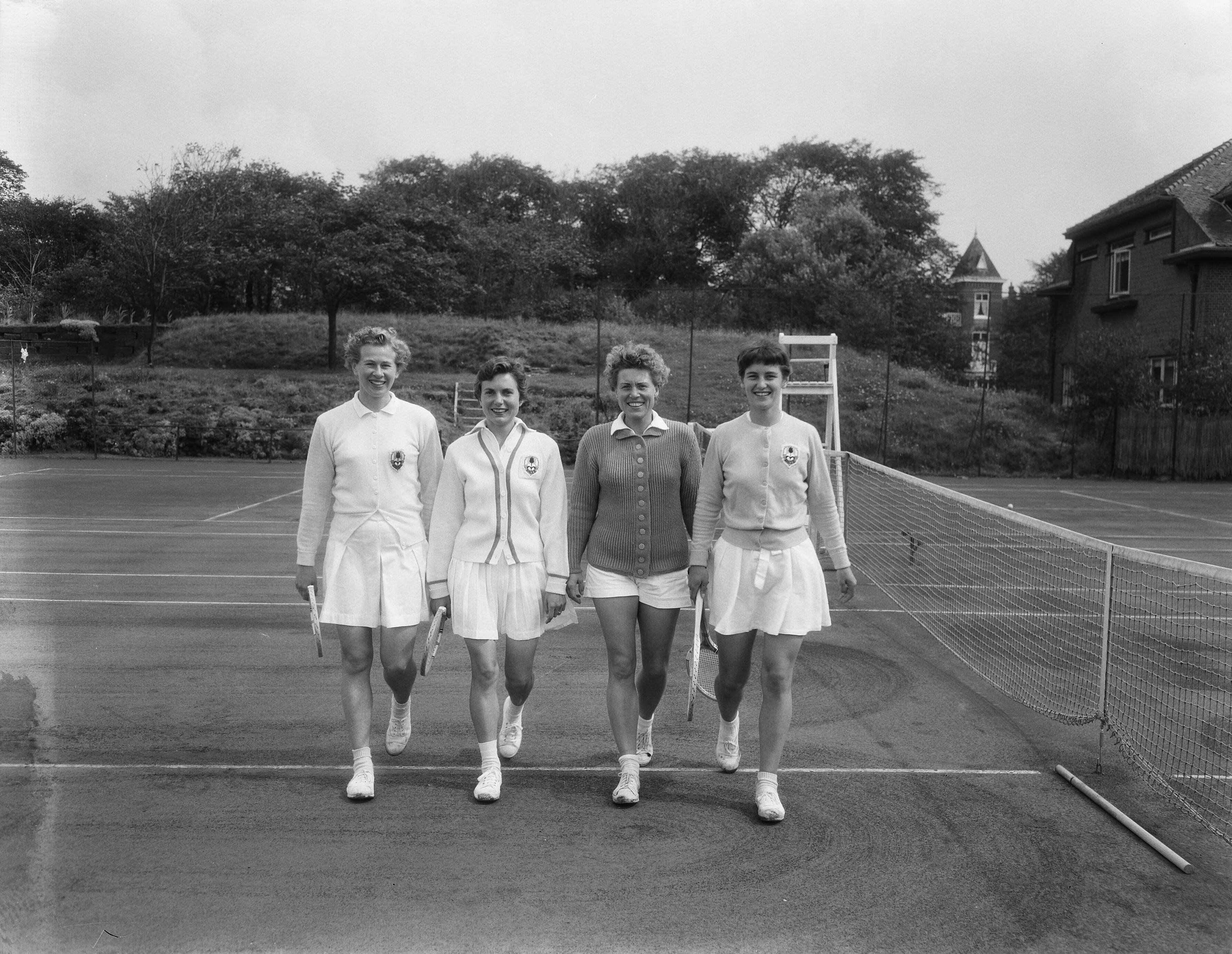 Fotocollectie Anefo — Nederlandse tenniskampioenschappen op de METS-banen te Scheveningen. Dames dubbel kwartfinale. Vlnr. Jopie Roos-van der Wal, Truid Blaisse-Terwindt tegen Bokhorst en Berna Thung — Foto: Duinen, G.W. van / Anefo. Licentie: Set B: Rechtenvrij / Publiek Domein. Bron: Nationaal Archief. http://hdl.handle.net/10648/a9280850-d0b4-102d-bcf8-003048976d84