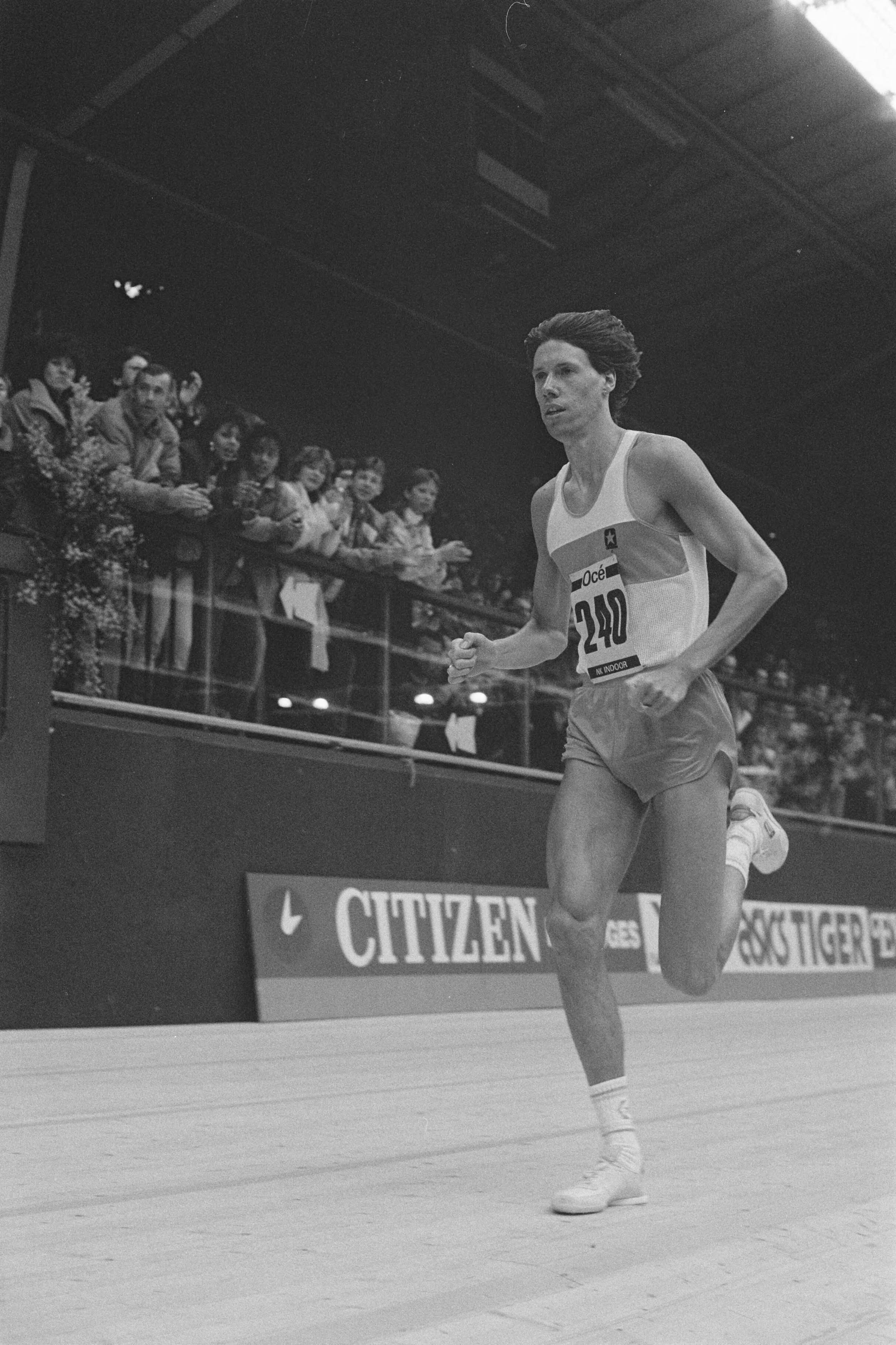 Fotocollectie Anefo — NK Indoor Atletiek in Den Haag ; Rob Druppers tijdens tevergeefse poging wereldrecord 1000 meter te halen — Foto: Croes, Rob C. / Anefo. Licentie: Set B: Rechtenvrij / Publiek Domein. Bron: Nationaal Archief. http://hdl.handle.net/10648/ad5c7bae-d0b4-102d-bcf8-003048976d84