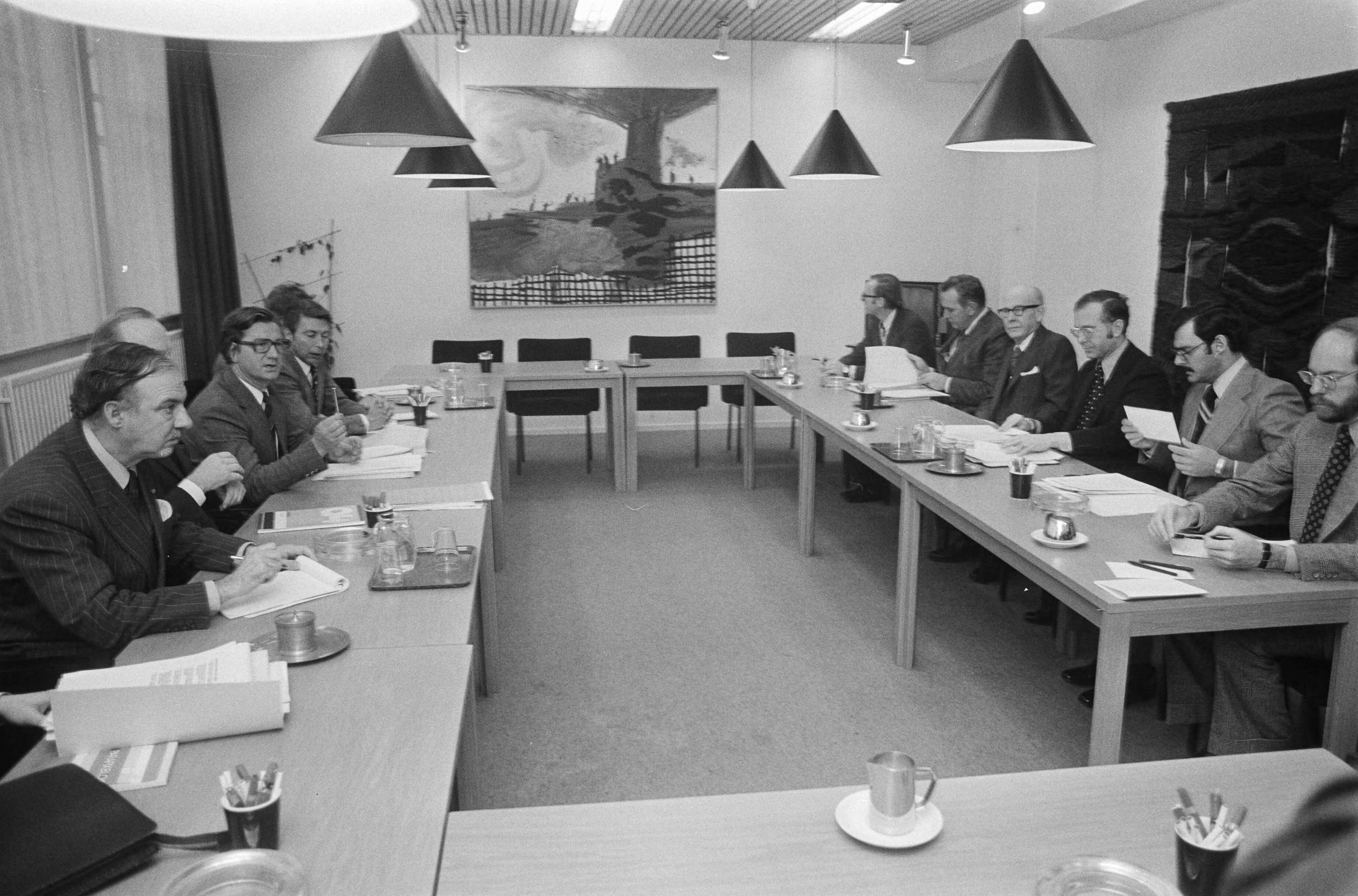 Fotocollectie Anefo — Luchtvaartoverleg tussen Nederland en Amerika in Ministerie van Verkeer en Waterstaat in Den Haag ; overzicht luchtvaartoverleg — Foto: Peters, Hans / Anefo. Licentie: Set B: Rechtenvrij / Publiek Domein. Bron: Nationaal Archief. http://hdl.handle.net/10648/ac600dd8-d0b4-102d-bcf8-003048976d84