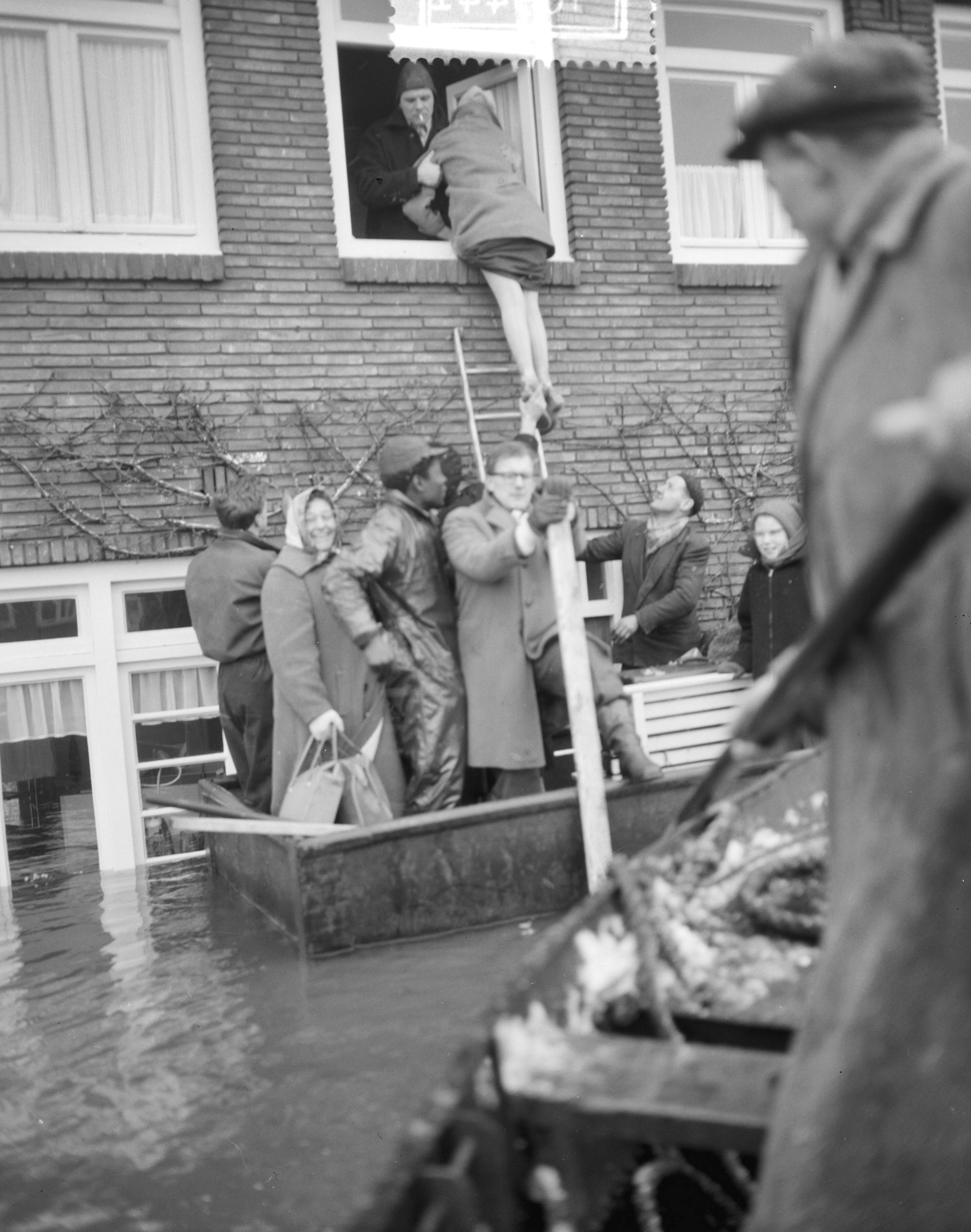 Ramp Tuindorp Oostzaan — Foto: Rossem, Wim van / Anefo. — Licentie: Set B: Rechtenvrij / Publiek Domein. Bron: Nationaal Archief. http://hdl.handle.net/10648/a9a5b73c-d0b4-102d-bcf8-003048976d84