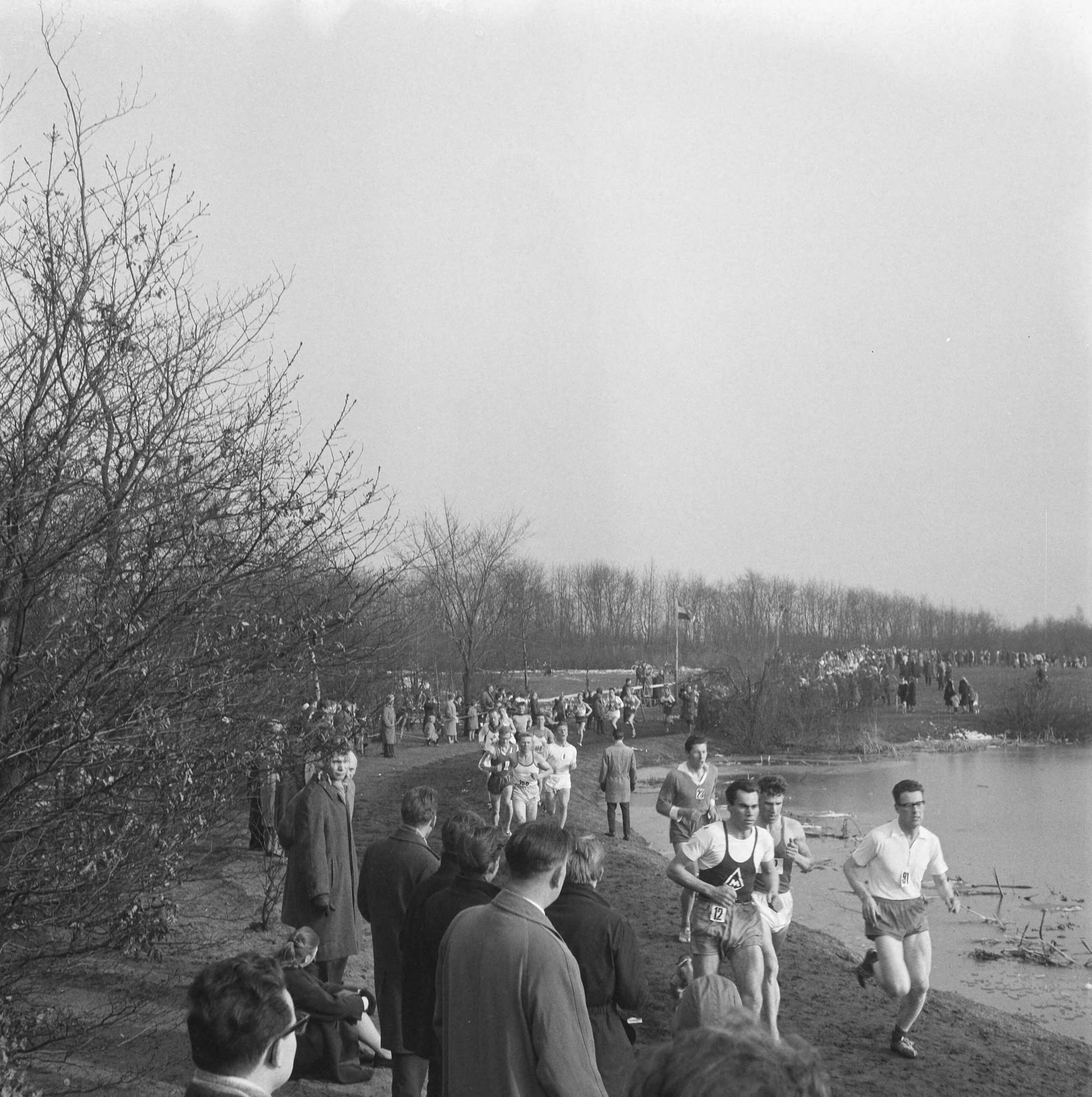 Fotocollectie Anefo — 1200m "Maple Leaf" veldloop in Hilversum. Gerda Kraan (nummer 3) . Tijd: 4.31.2 — Foto: Nijs, Jac. de / Anefo. Licentie: Set B: Rechtenvrij / Publiek Domein. Bron: Nationaal Archief. http://hdl.handle.net/10648/a9fbb93e-d0b4-102d-bcf8-003048976d84