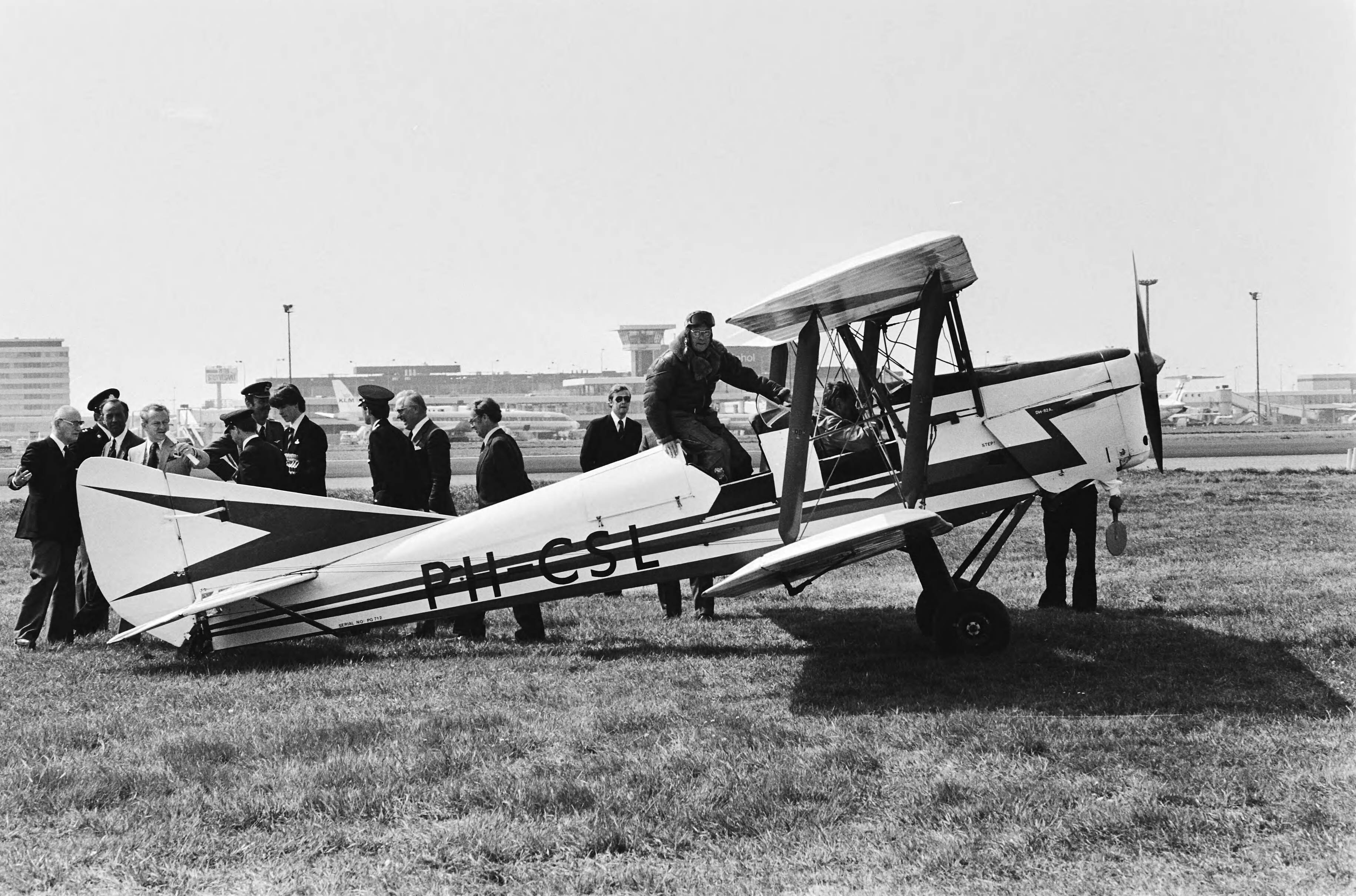 Fotocollectie Anefo — Ten gevolge van 60 jarig bestaan van Schiphol vloog Prins Bernhard in kledij uit de 20er jaren in Tiger Moth — Foto: Pereira, Fernando / Anefo. Licentie: Set B: Rechtenvrij / Publiek Domein. Bron: Nationaal Archief. http://hdl.handle.net/10648/ace07c2a-d0b4-102d-bcf8-003048976d84