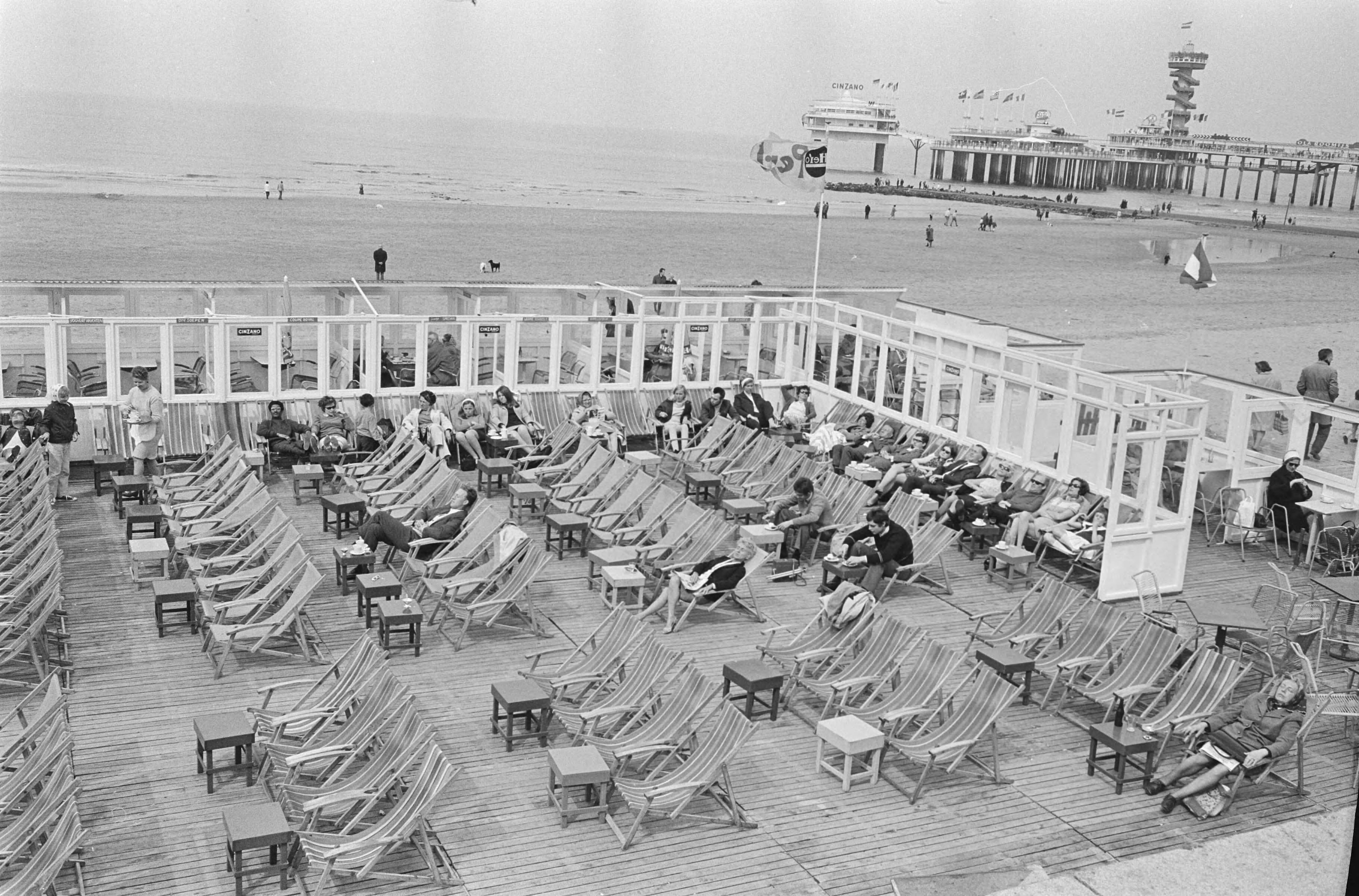 Fotocollectie Anefo — Terras in Scheveningen — Foto: Koch, Eric / Anefo. Licentie: Set B: Rechtenvrij / Publiek Domein. Bron: Nationaal Archief. http://hdl.handle.net/10648/ab3cf948-d0b4-102d-bcf8-003048976d84