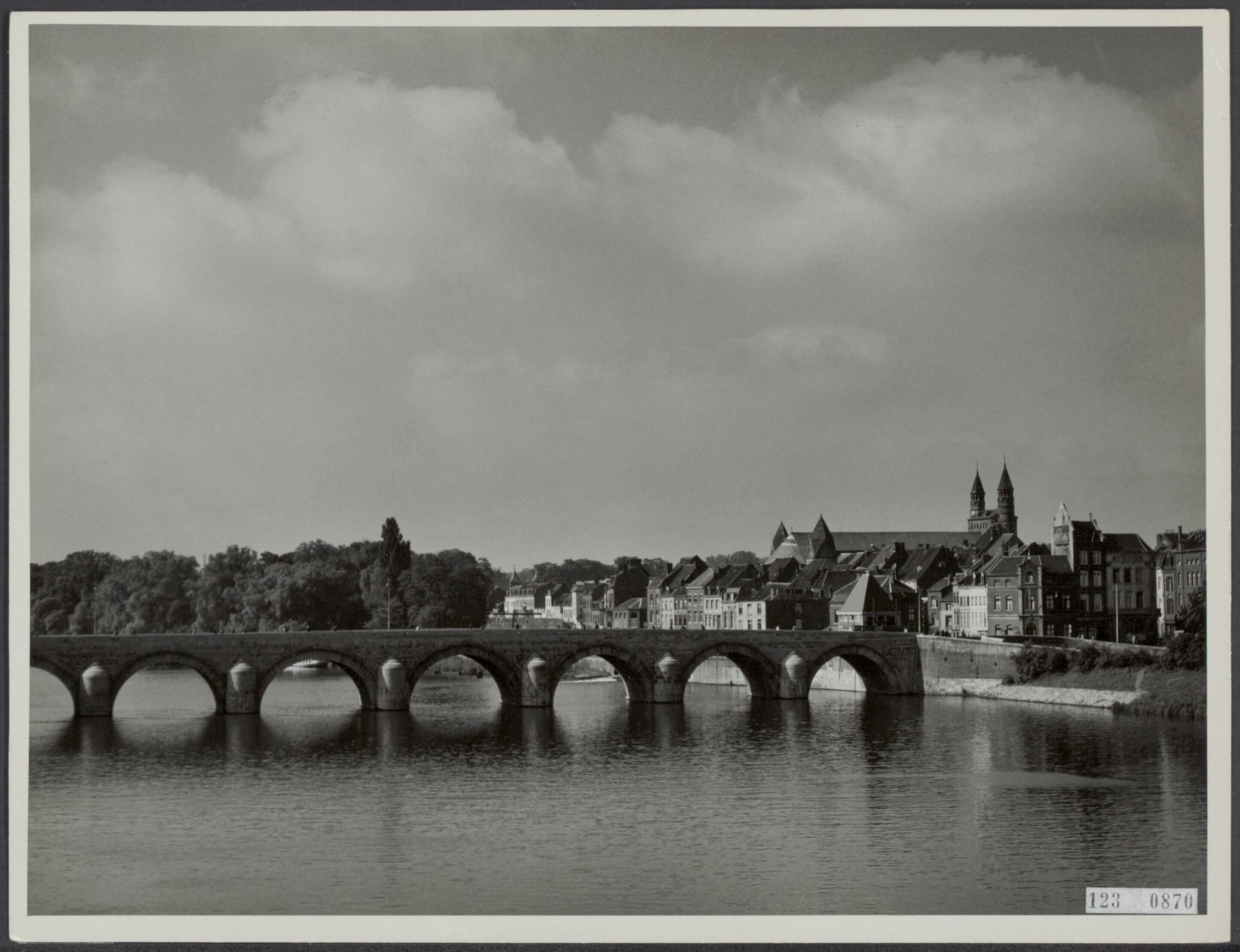 Fotocollectie Rijksvoorlichtingsdienst Eigen — Servaasbrug over de Maas te Maastricht — Foto: Last, A.P.H.. Licentie: Set B: Rechtenvrij / Publiek Domein. Bron: Nationaal Archief. http://hdl.handle.net/10648/af2f34d0-d0b4-102d-bcf8-003048976d84
