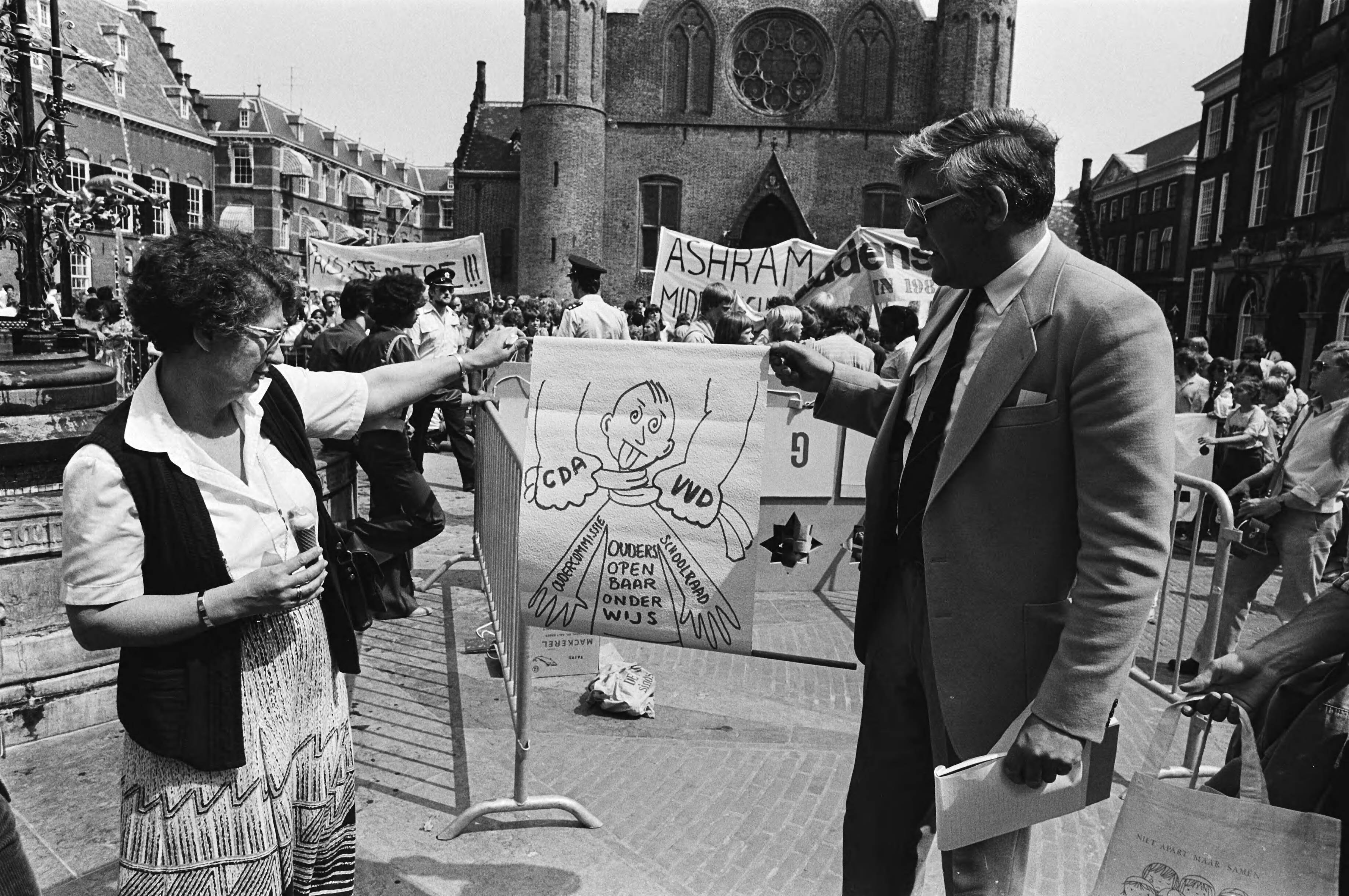 Fotocollectie Anefo — Demonstratie door leerlingen Middenschool op het Binnenhof in Den Haag , mevrouw Ginjaar Maas krijgt petitie aangeboden — Foto: Antonisse, Marcel / Anefo. Licentie: Set B: Rechtenvrij / Publiek Domein. Bron: Nationaal Archief. http://hdl.handle.net/10648/acfb8c40-d0b4-102d-bcf8-003048976d84
