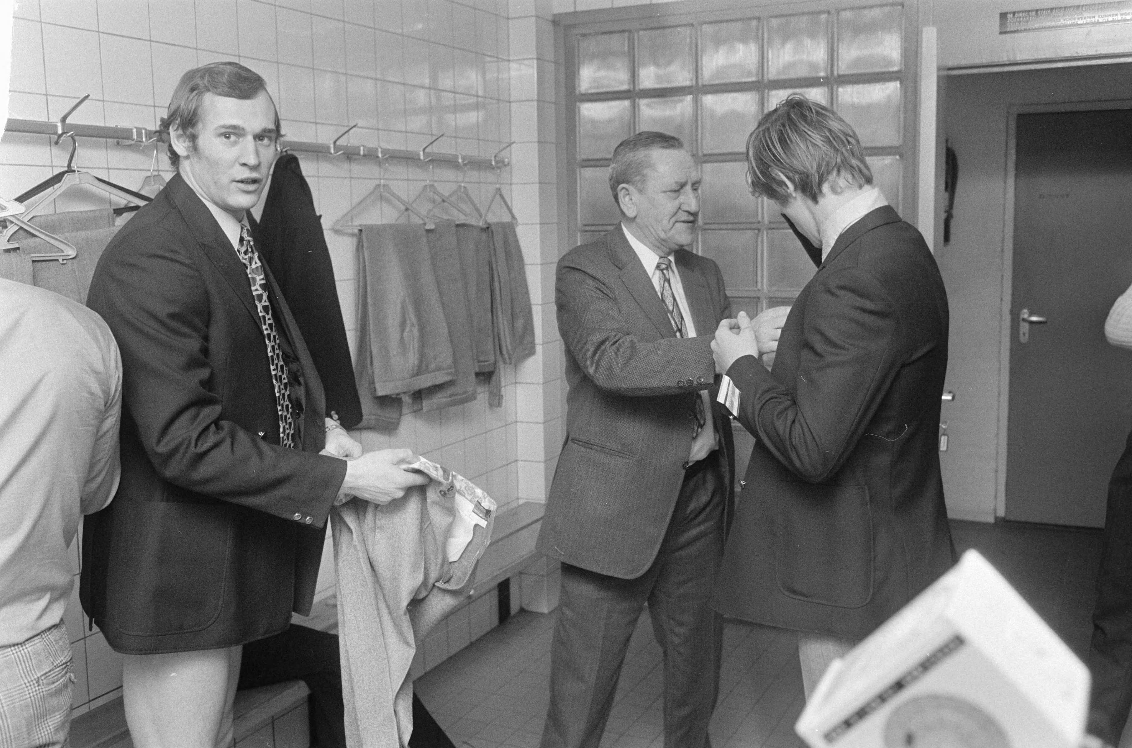 Fotocollectie Anefo — Selectie voor Nederlands elftal traint voor wedstrijd tegen Luxemburg, Zeist — Foto: Verhoeff, Bert / Anefo. Licentie: Set B: Rechtenvrij / Publiek Domein. Bron: Nationaal Archief. http://hdl.handle.net/10648/abb3c898-d0b4-102d-bcf8-003048976d84