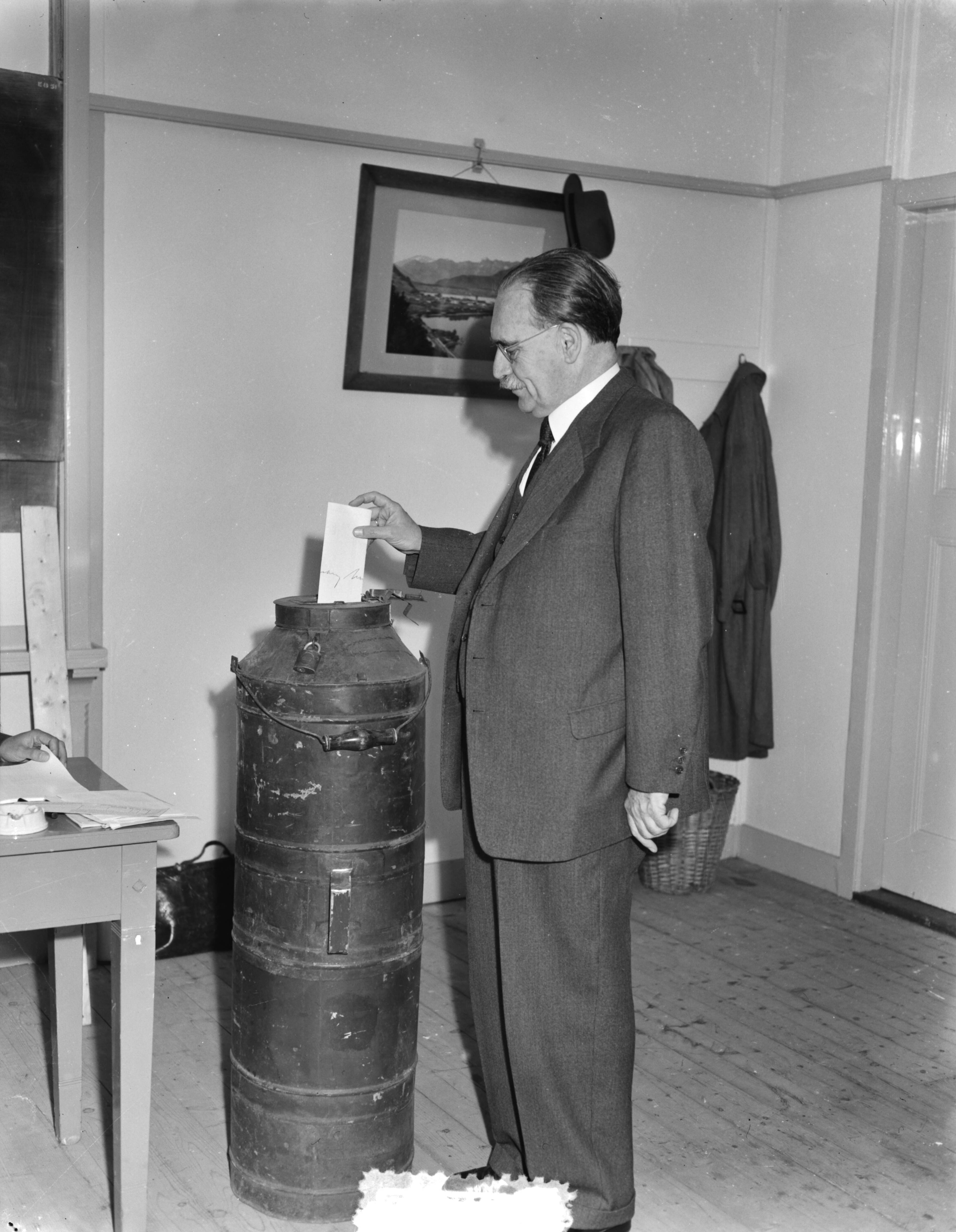 Gemeenteraadsverkiezingen 1953 — Stemmen voor gemeenteraden. Minister-president Dr. Drees brengt stem uit in stembureau in de Beeklaan te Den Haag — Foto: Duinen, G.W. van / Anefo. Licentie: Set B: Rechtenvrij / Publiek Domein. Bron: Nationaal Archief. http://hdl.handle.net/10648/a90ca8e4-d0b4-102d-bcf8-003048976d84