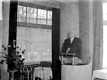 Fotocollectie Anefo — Bijeenkomst van drie centrale landbouworganisaties ter herdenking van het 10 jarig bestaan van de Internationale Federatie van Agrarische Producenten (IFAP) in hotel De Wittebrug te Den Haag — Foto: Behrens, Herbert F. / Anefo. Licentie: Set B: Rechtenvrij / Publiek Domein. Bron: Nationaal Archief. http://hdl.handle.net/10648/a95dcbc0-d0b4-102d-bcf8-003048976d84