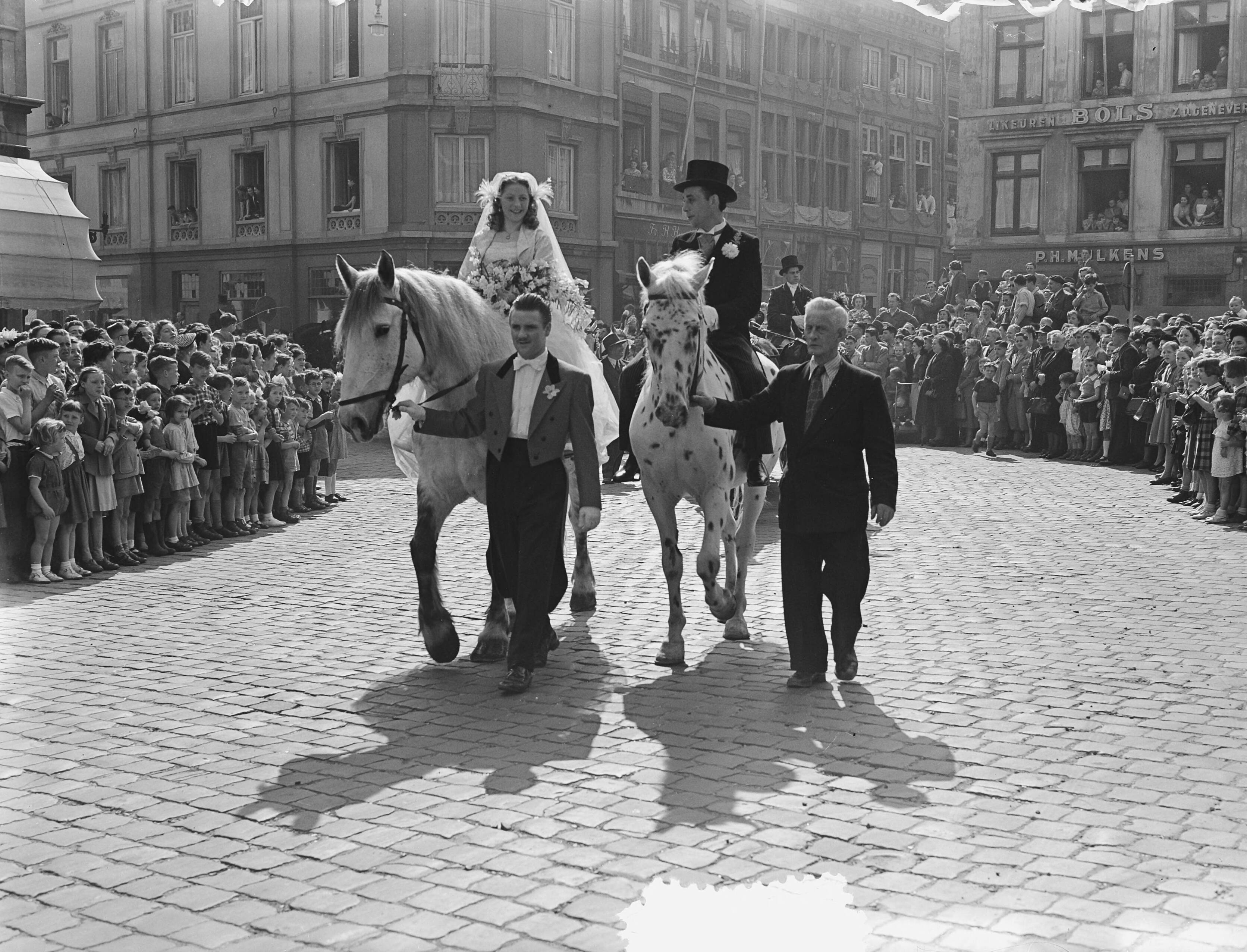 Fotocollectie Anefo — Circus-huwelijk te Maastricht, José Mullens werd de vrouw van Henry Strassburger. — Foto: Pot, Harry / Anefo. Licentie: Set B: Rechtenvrij / Publiek Domein. Bron: Nationaal Archief. http://hdl.handle.net/10648/a8f81b5e-d0b4-102d-bcf8-003048976d84
