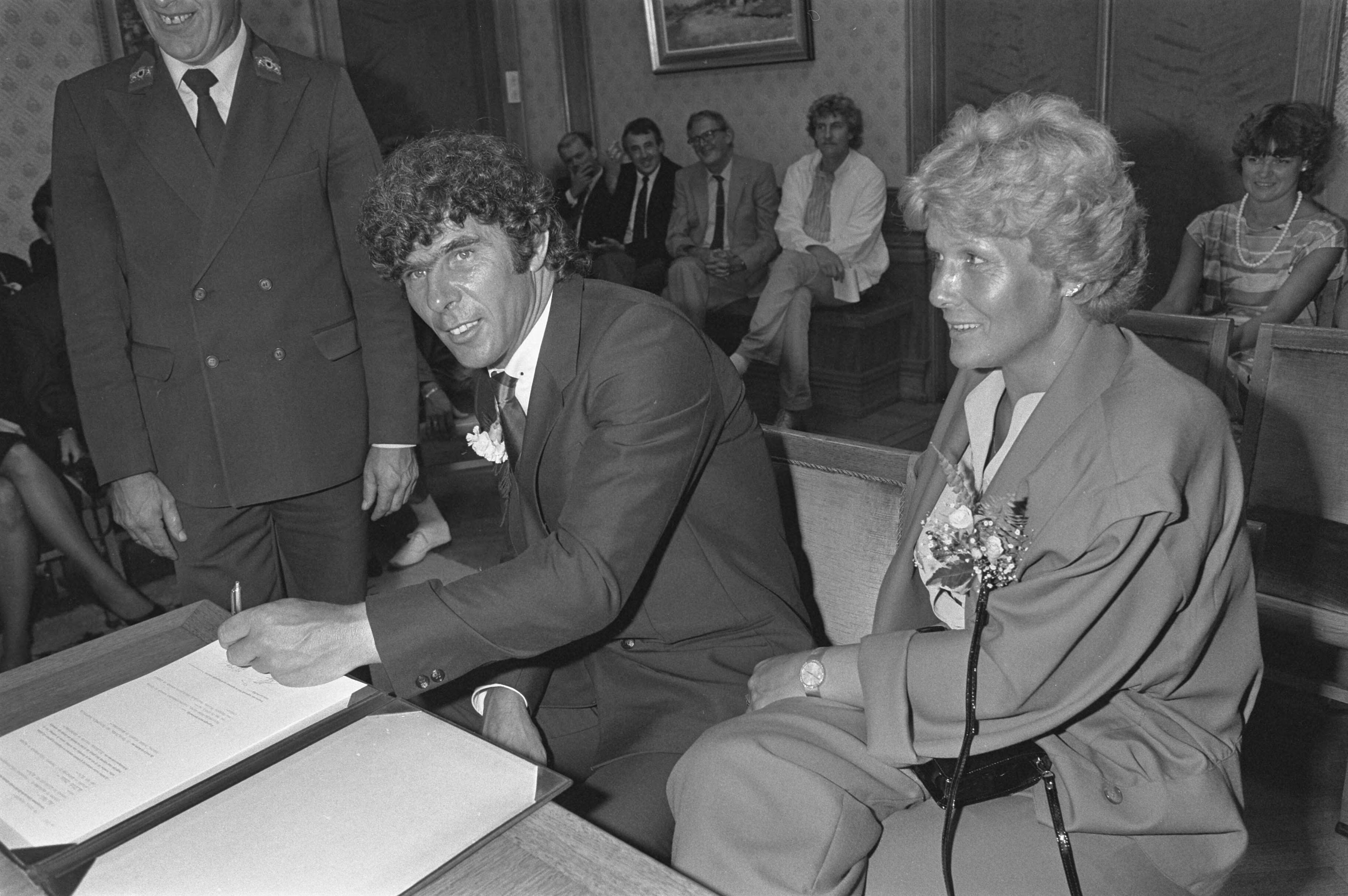 Fotocollectie Anefo — Huwelijk Ruud Gullit met Yvonne de Vries; als getuige Wim van Hanegem met naast hem zijn [voormalige] echtgenote Truus — Foto: Croes, Rob C. / Anefo. Licentie: Set B: Rechtenvrij / Publiek Domein. Bron: Nationaal Archief. http://hdl.handle.net/10648/ad3c5fcc-d0b4-102d-bcf8-003048976d84