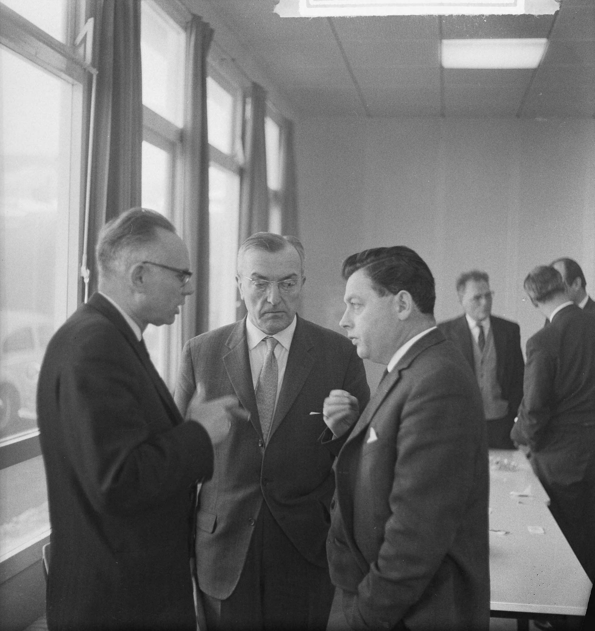 Fotocollectie Anefo — Conflict tussen musici en NTS. Persconferentie n.a.v. bestuursvergadering van de NTS. Vlnr. J.W. Rengelink, programmacommissaris NTS, [J.J.A. van der Made, voorzitter onderhandelingcommissie NTS?] en ? — Foto: Nijs, Jac. de / Anefo. Licentie: Set B: Rechtenvrij / Publiek Domein. Bron: Nationaal Archief. http://hdl.handle.net/10648/aa25d534-d0b4-102d-bcf8-003048976d84